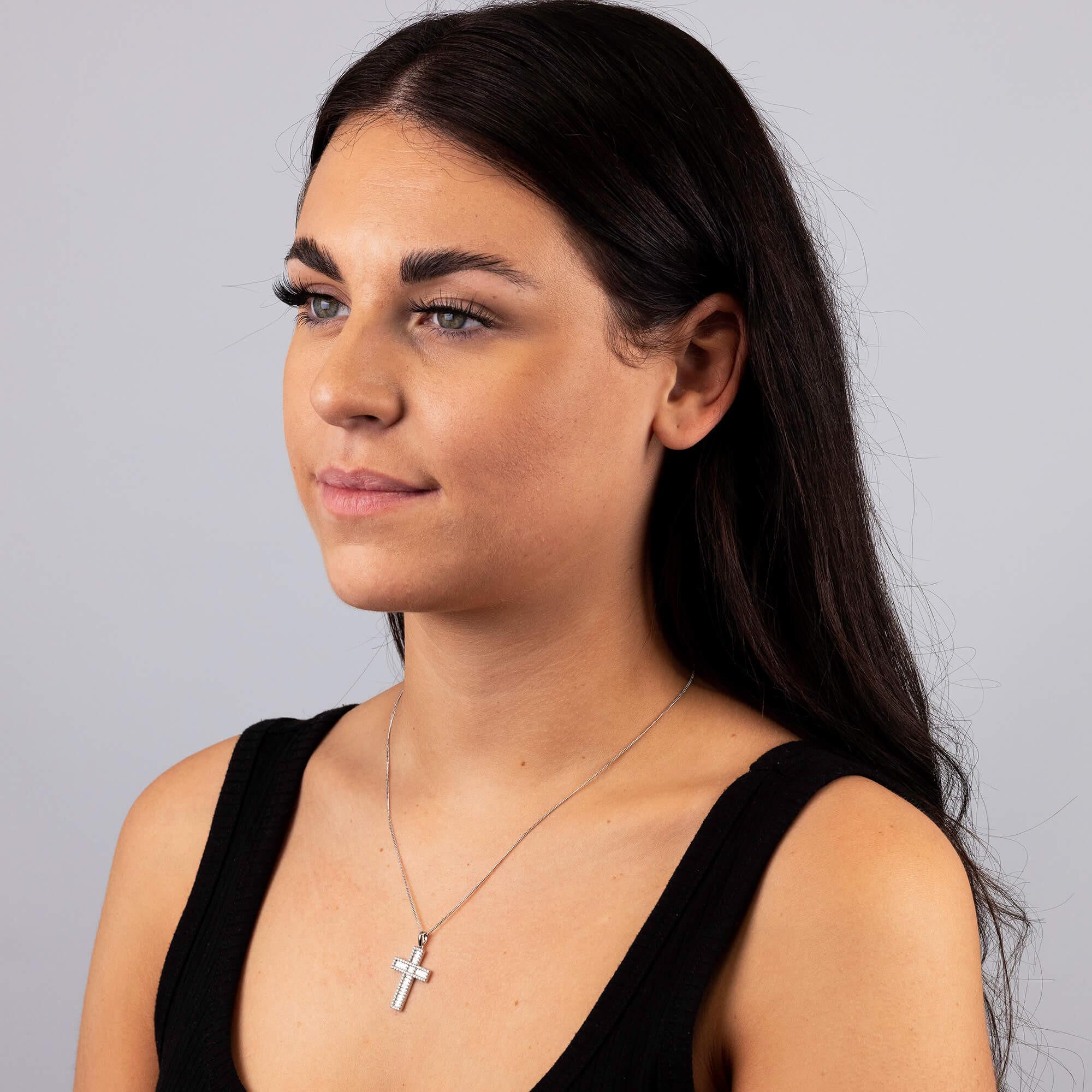 18ct White Gold 1.00ct Diamond Cross Pendant

Elevate your jewellery collection with our stunning 18ct white gold cross pendant, adorned with an impressive total of 1.00 carat of diamonds. This exquisite pendant showcases a sophisticated arrangement