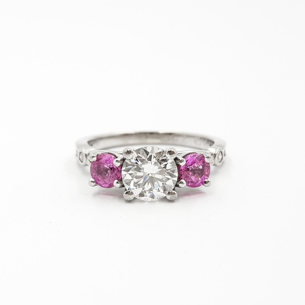 18ct Weißgold 1,0ct Diamant & rosa Saphir Ring GIA Zertifikat & Bewertung $24,324 AUD.

Dieser aufsehenerregende Ring aus Weißgold hat ein Drei-Steine-Design mit einem GIA-zertifizierten Diamanten von 1,0 Karat, der auf beiden Seiten von rosa