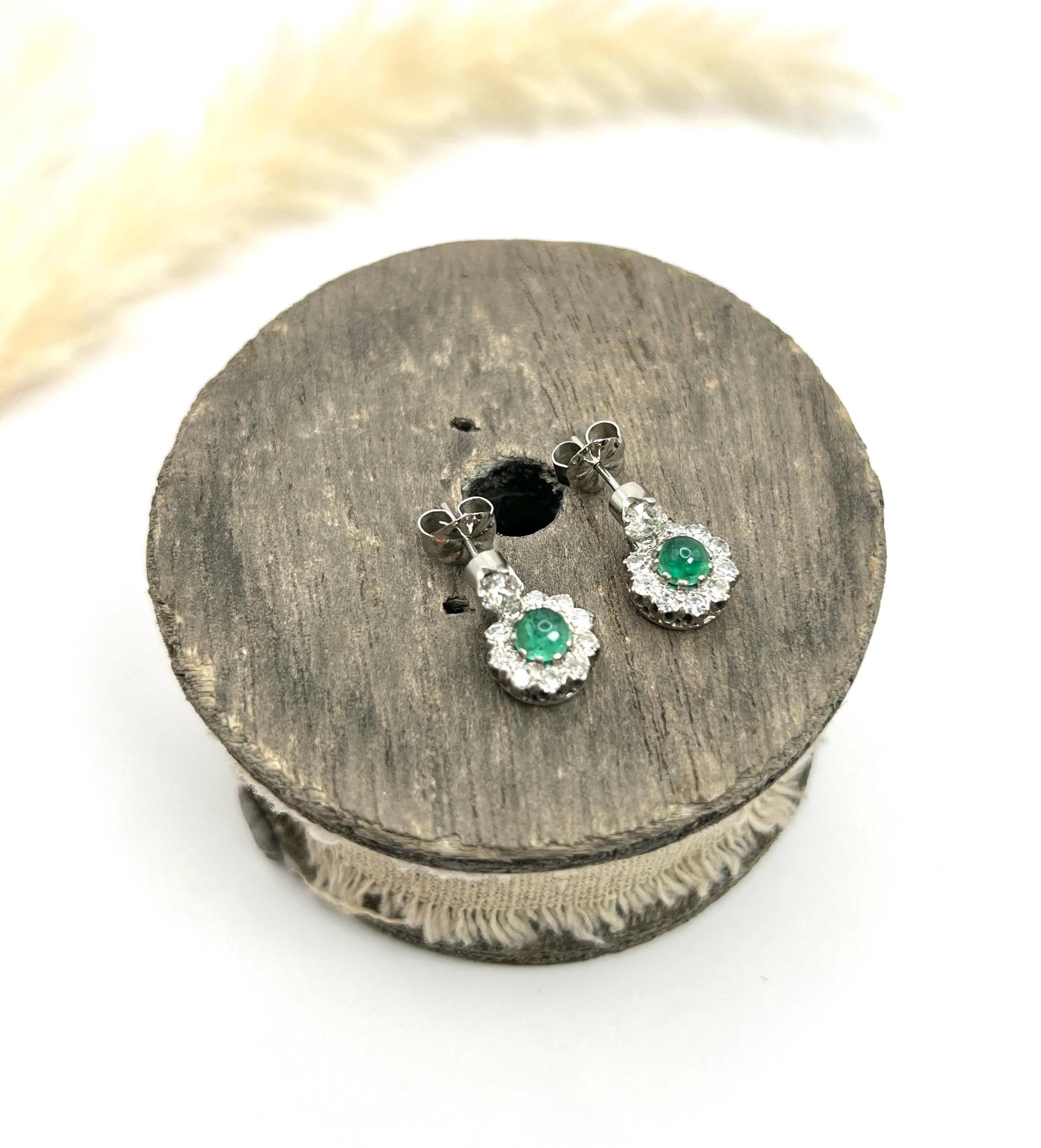 Boucles d'oreilles pendantes en or blanc 18ct, émeraude cabochon et diamant Daisy Cluster des années 1940 en vente 5