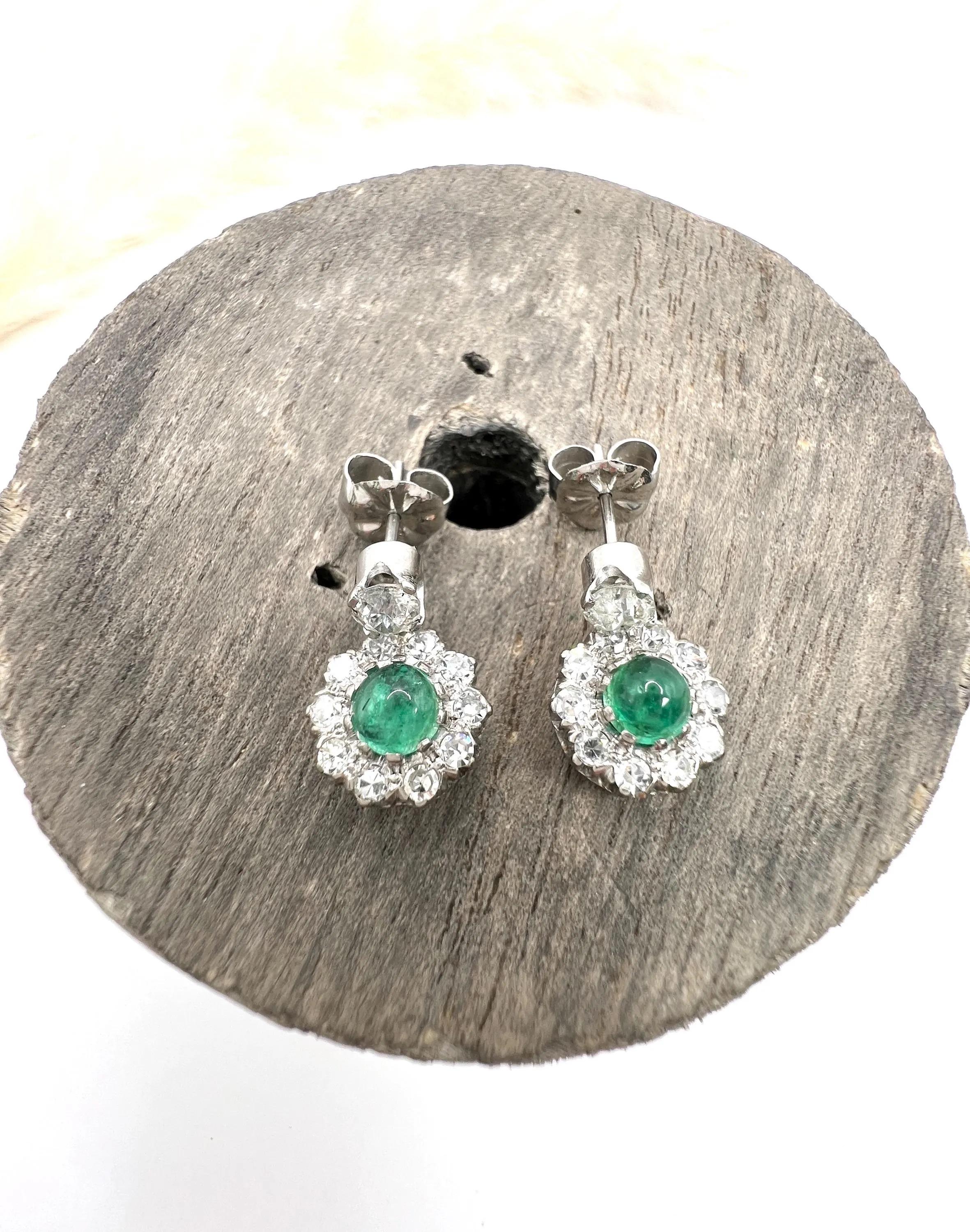 Boucles d'oreilles pendantes en or blanc 18ct, émeraude cabochon et diamant Daisy Cluster des années 1940 en vente 6