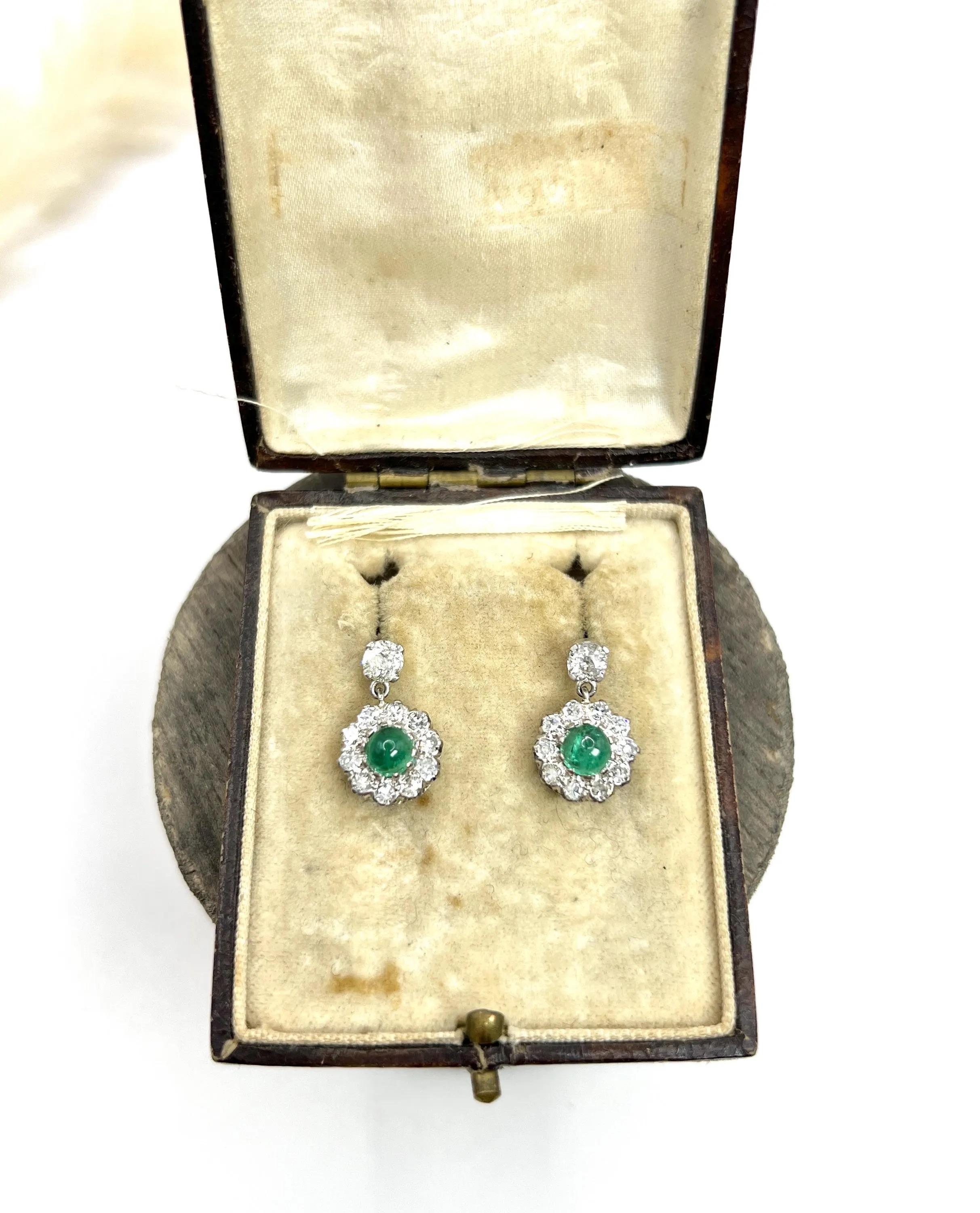 Boucles d'oreilles pendantes en or blanc 18ct, émeraude cabochon et diamant Daisy Cluster des années 1940 Bon état - En vente à Brighton, GB