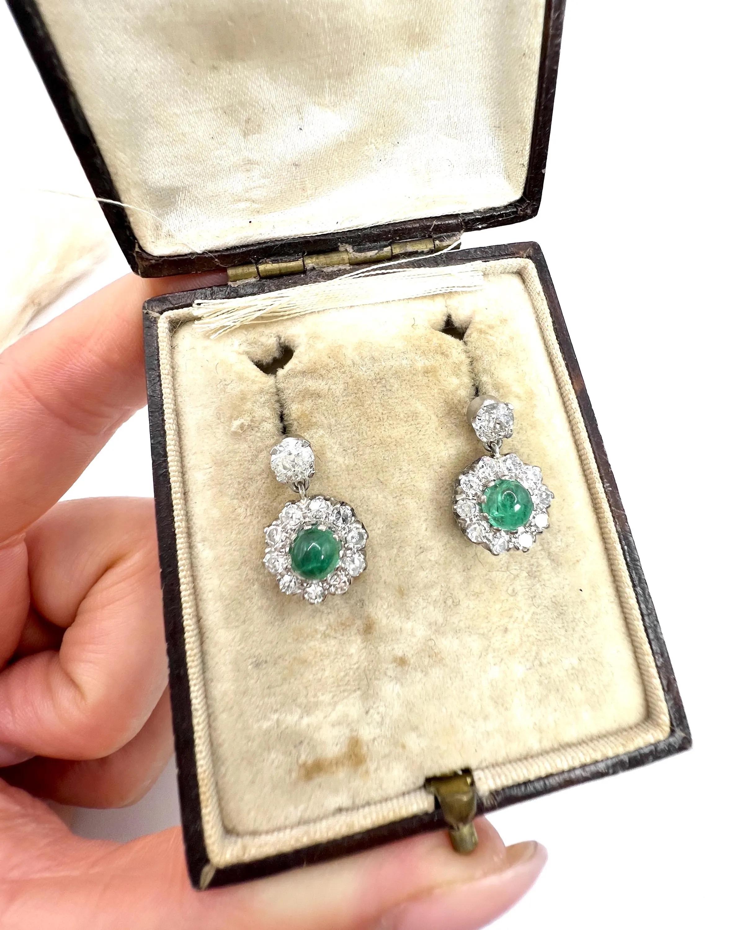 Boucles d'oreilles pendantes en or blanc 18ct, émeraude cabochon et diamant Daisy Cluster des années 1940 Unisexe en vente