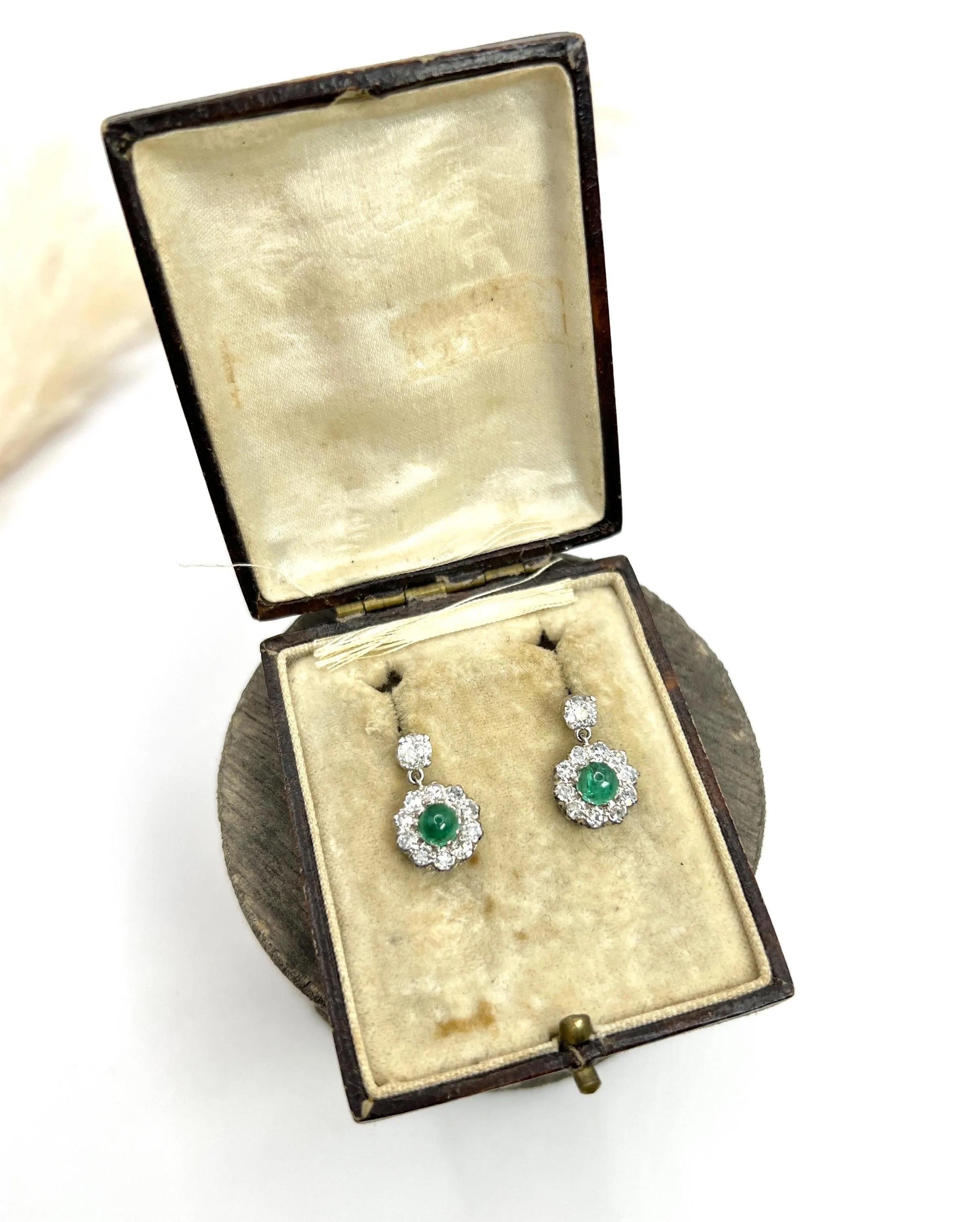 Boucles d'oreilles pendantes en or blanc 18ct, émeraude cabochon et diamant Daisy Cluster des années 1940 en vente 1