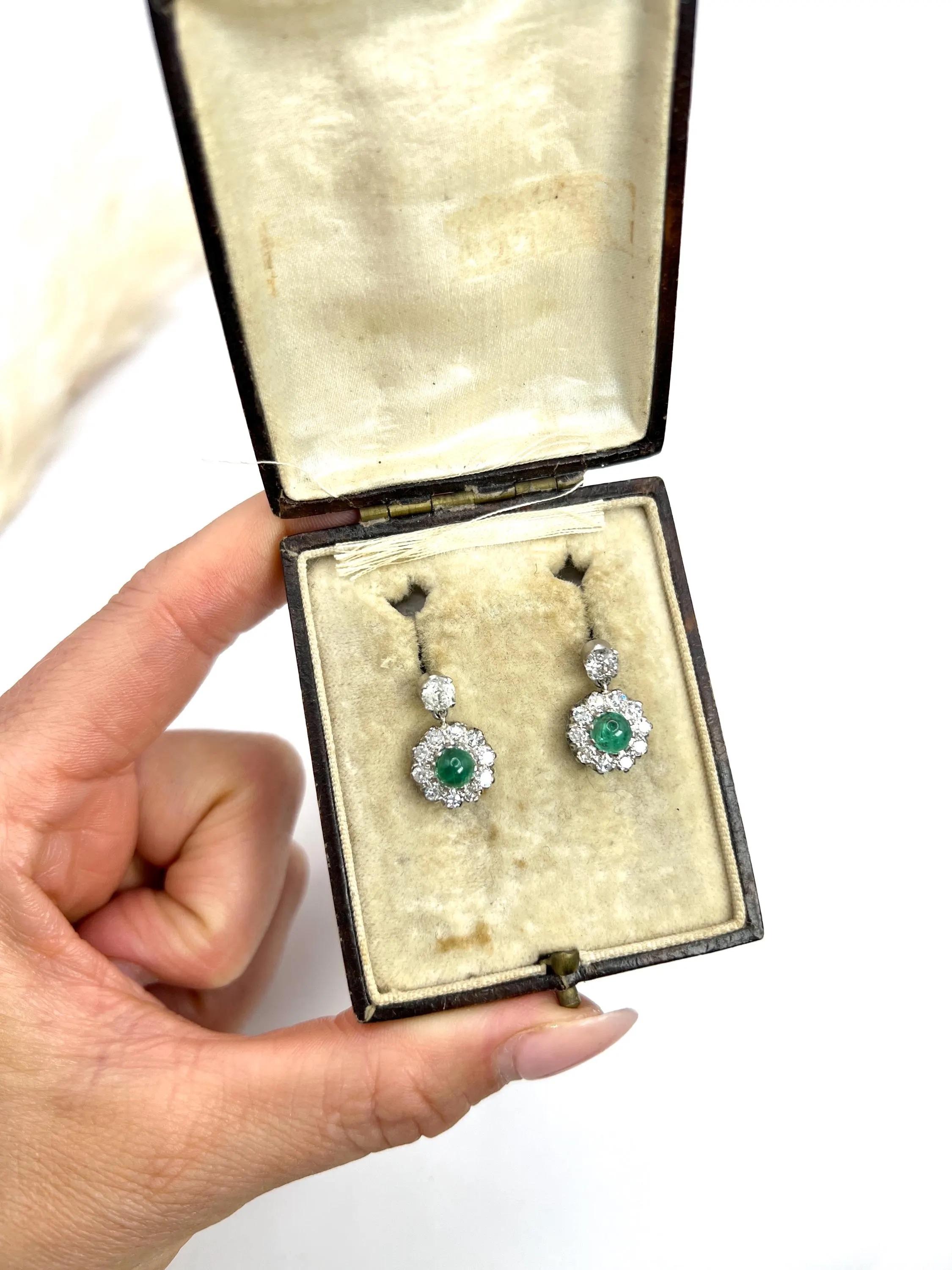 Boucles d'oreilles pendantes en or blanc 18ct, émeraude cabochon et diamant Daisy Cluster des années 1940 en vente 2