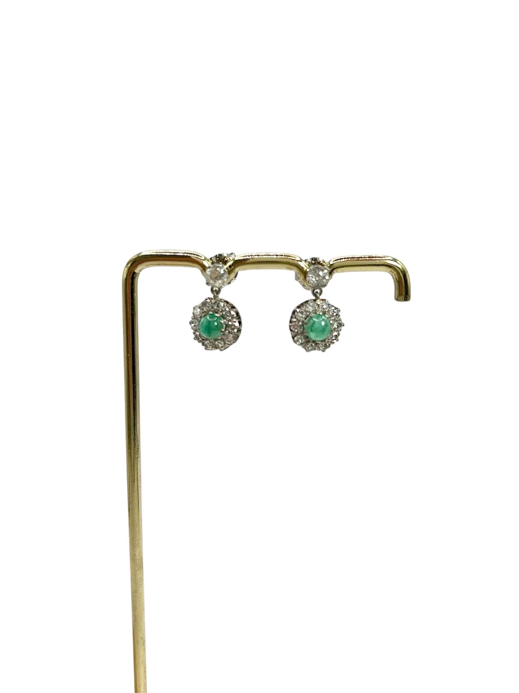 Boucles d'oreilles pendantes en or blanc 18ct, émeraude cabochon et diamant Daisy Cluster des années 1940 en vente 3