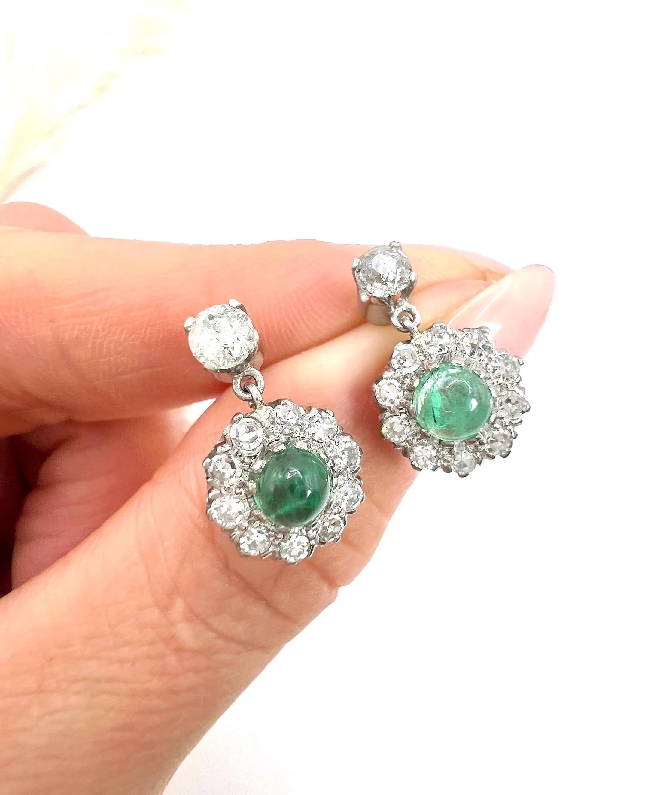 Boucles d'oreilles pendantes en or blanc 18ct, émeraude cabochon et diamant Daisy Cluster des années 1940 en vente 4