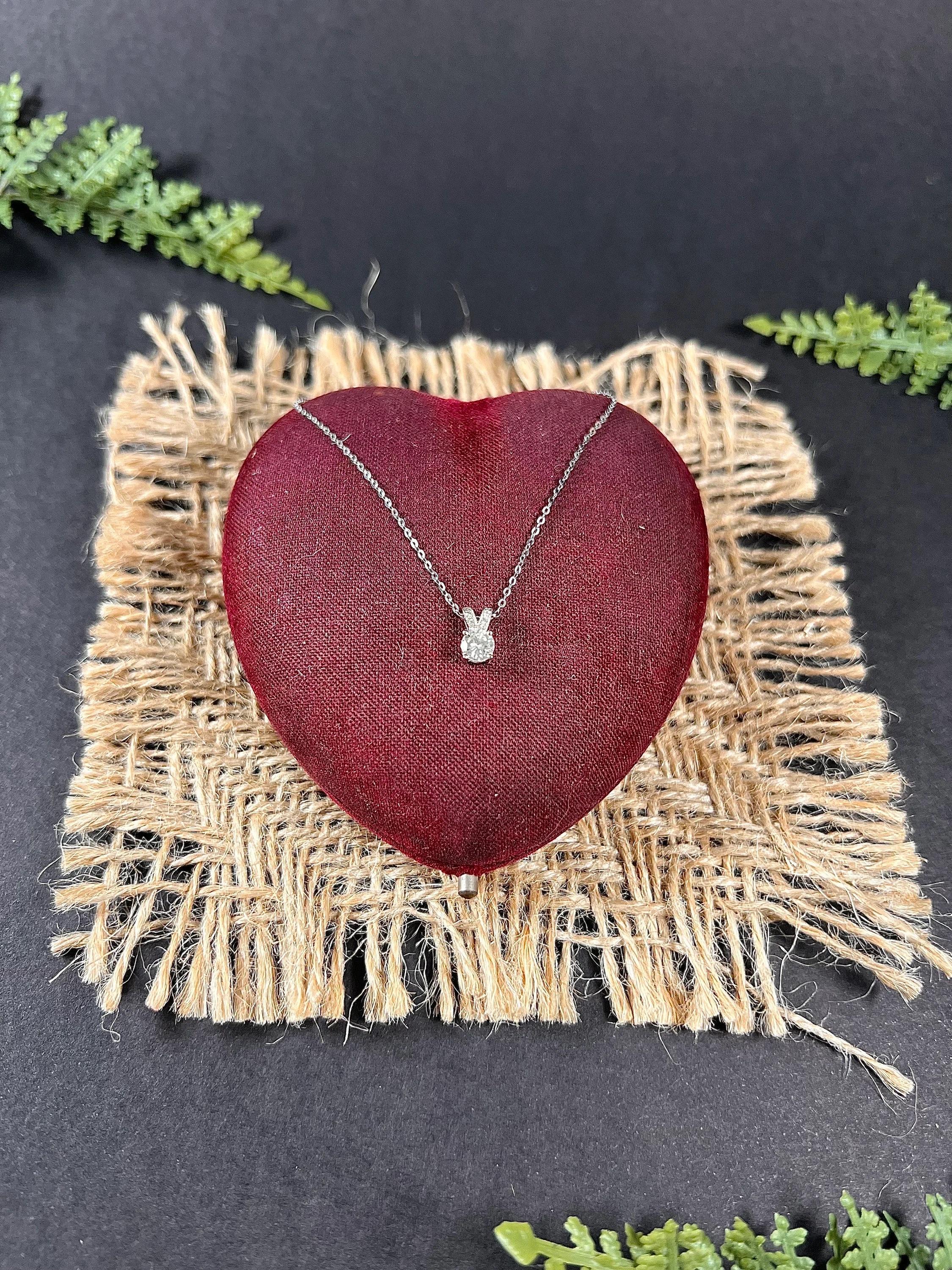 Ciondolo moderno con diamante Single Stone in oro bianco 18 ct 1940 con catena A Link in vendita 5