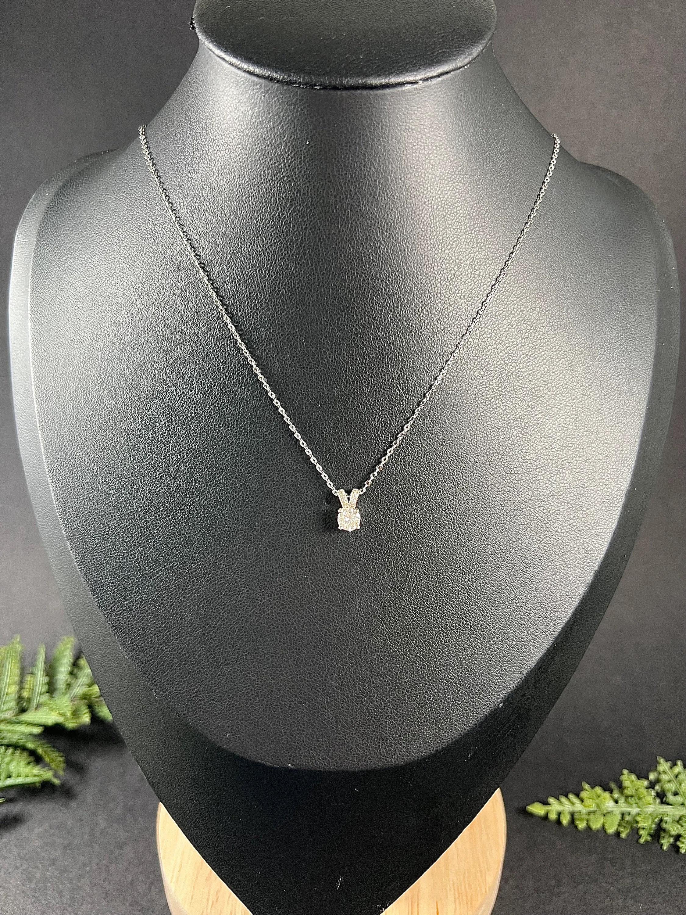 Ciondolo moderno con diamante Single Stone in oro bianco 18 ct 1940 con catena A Link in vendita 6