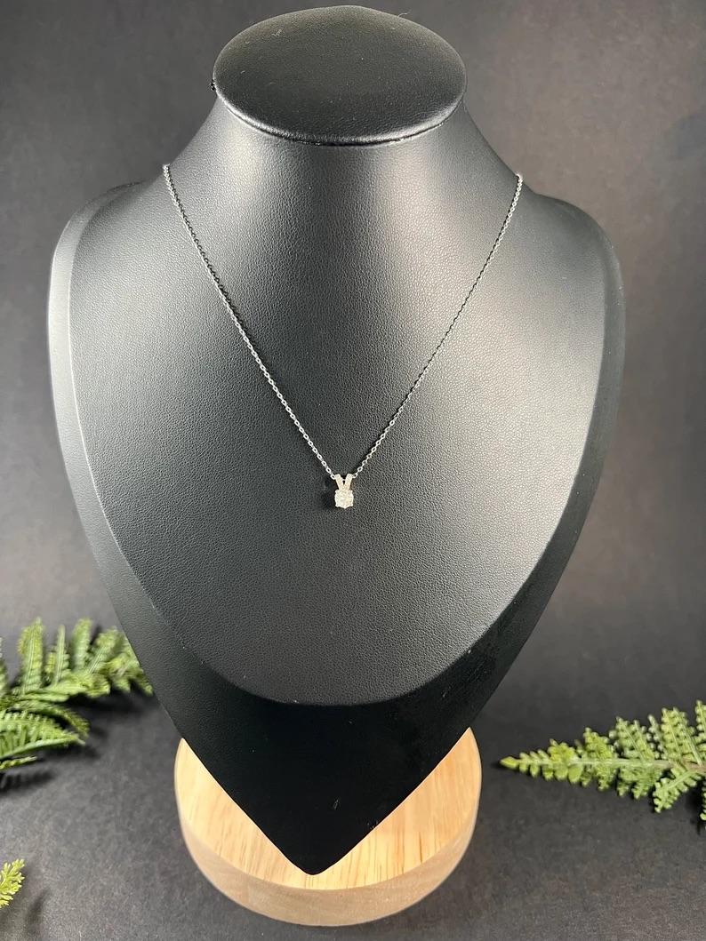 Collana di diamanti vintage

Oro bianco 18ct stampato

Circa 1940

Questa collana con ciondolo è davvero stupenda, con un singolo diamante naturale taglio brillante del peso di 0,33 ct. Il diamante è incastonato in una moderna montatura a griffe con