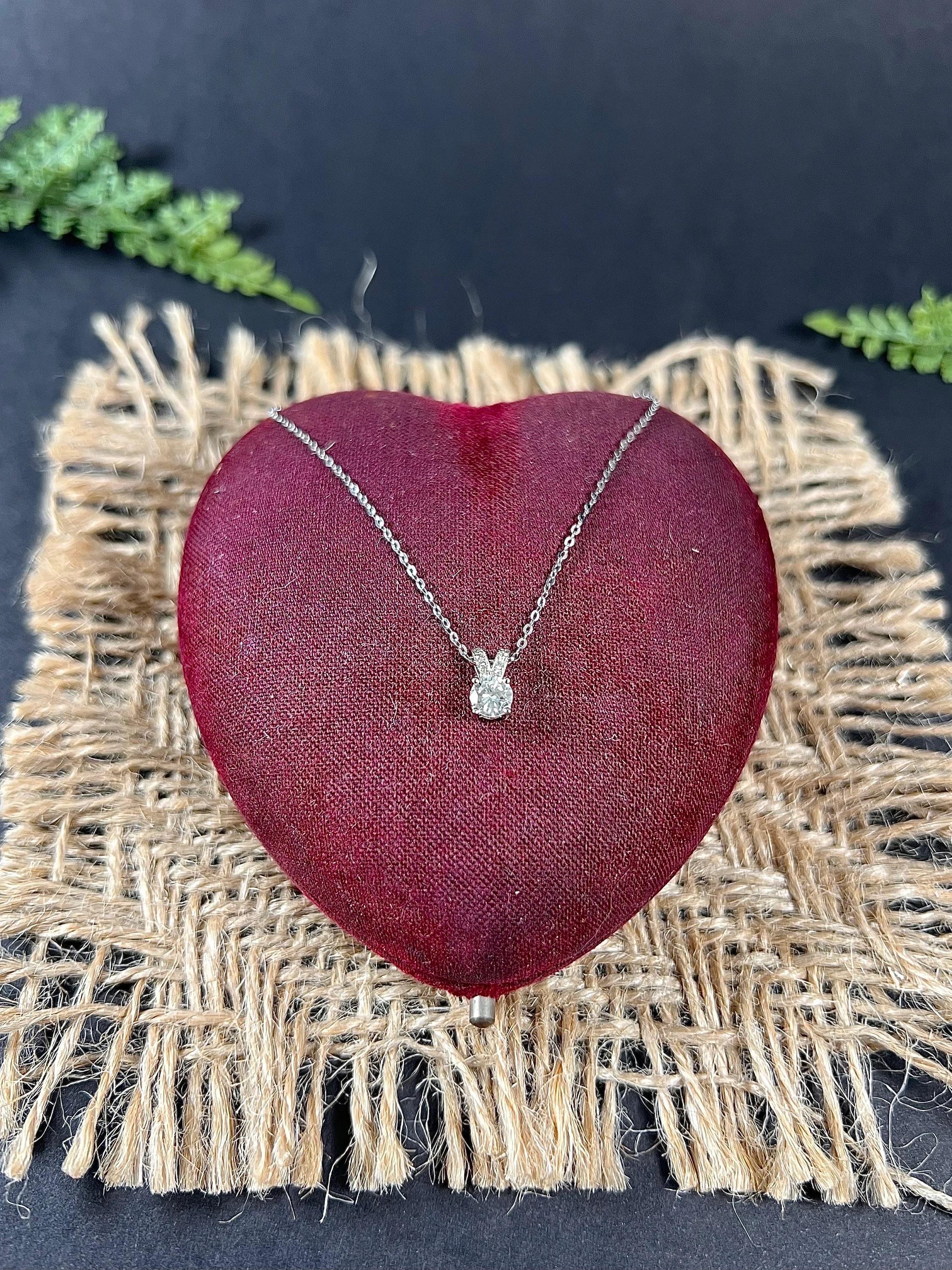 Taglio brillante Ciondolo moderno con diamante Single Stone in oro bianco 18 ct 1940 con catena A Link in vendita