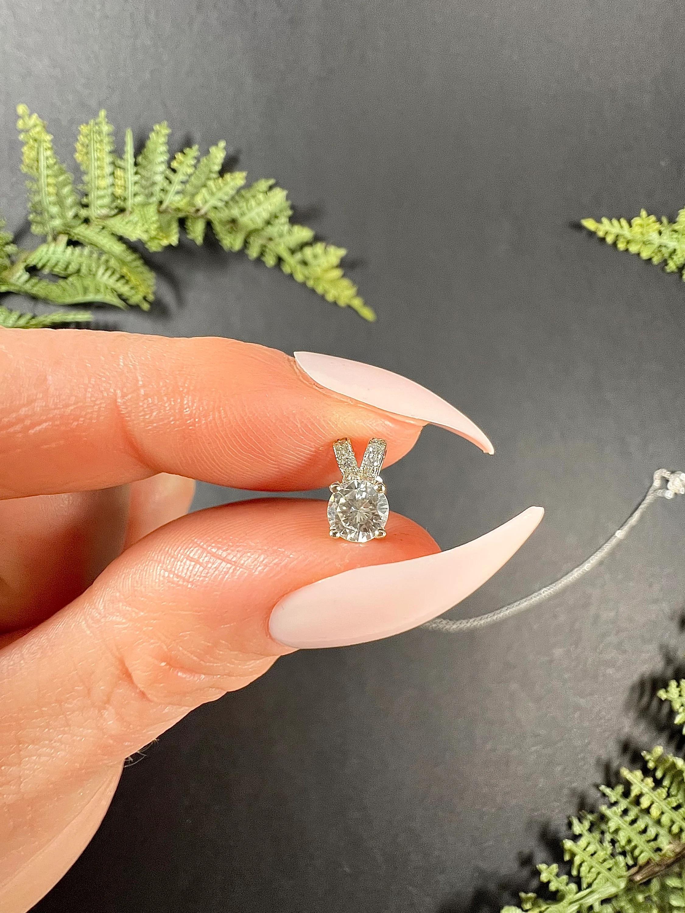 Ciondolo moderno con diamante Single Stone in oro bianco 18 ct 1940 con catena A Link in vendita 3