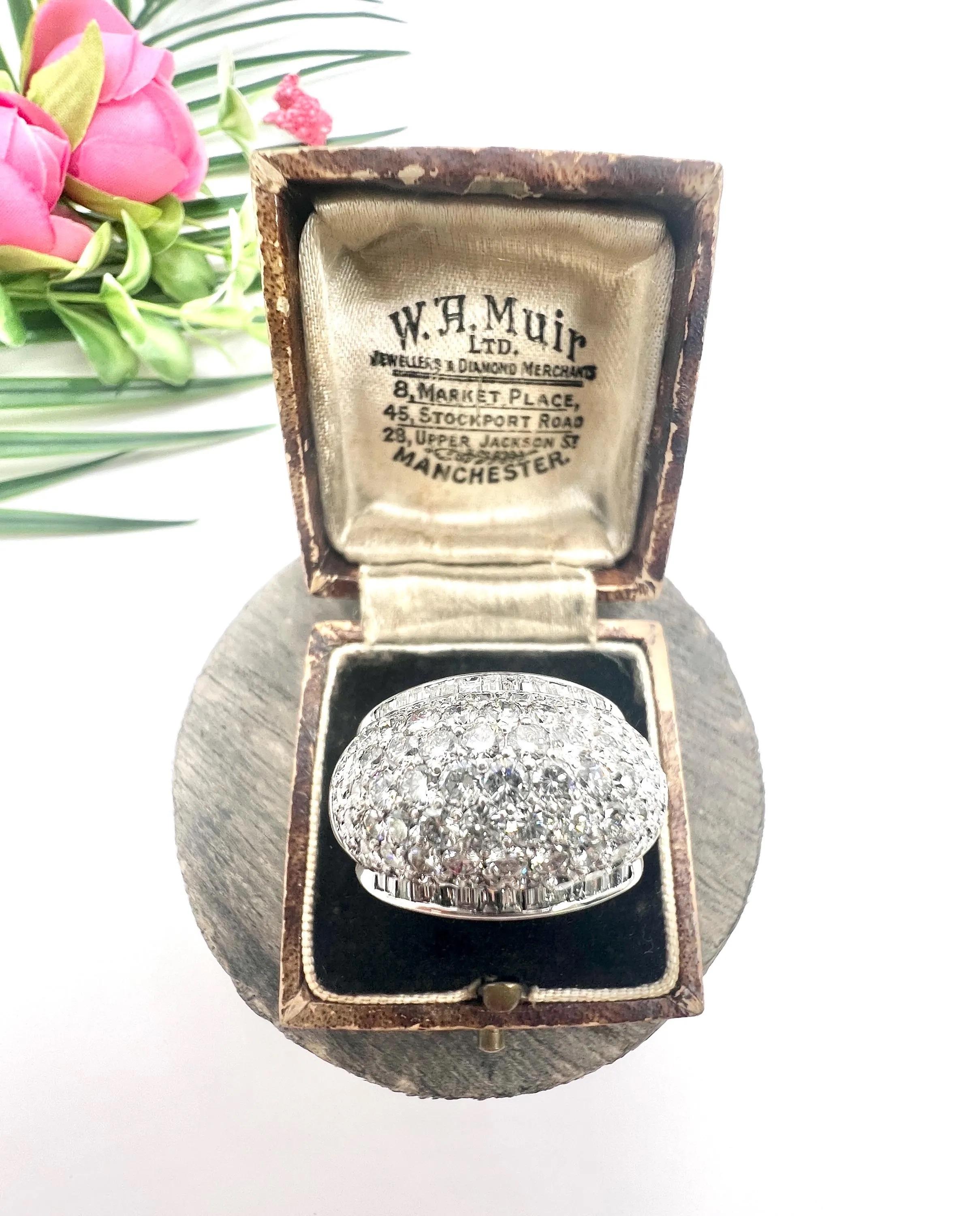 Anillo de cóctel de oro blanco de 18 ct, 1970, diamantes de 6,50 quilates talla pavé y baguette en venta 5