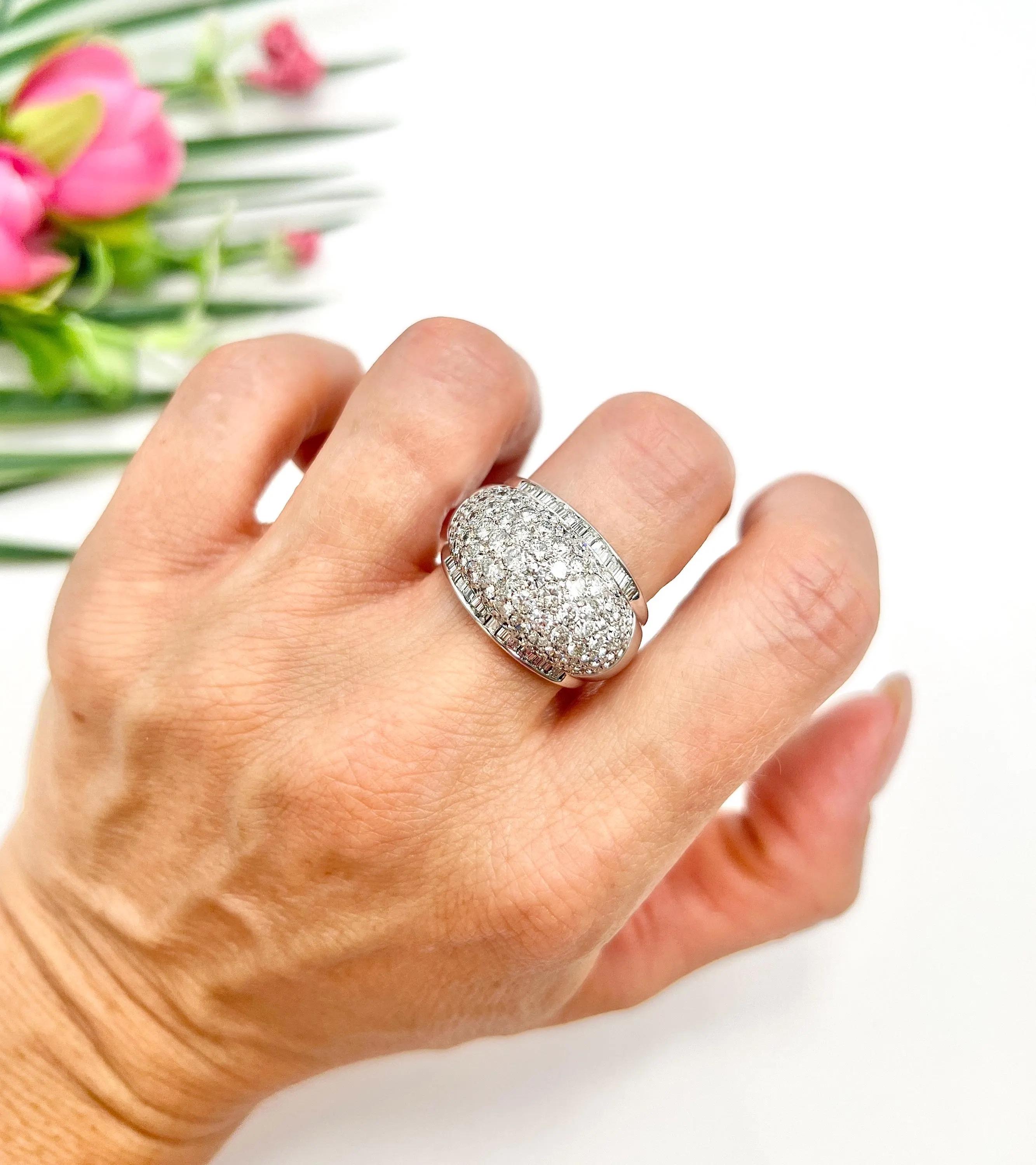 Anillo de cóctel de oro blanco de 18 ct, 1970, diamantes de 6,50 quilates talla pavé y baguette en venta 6