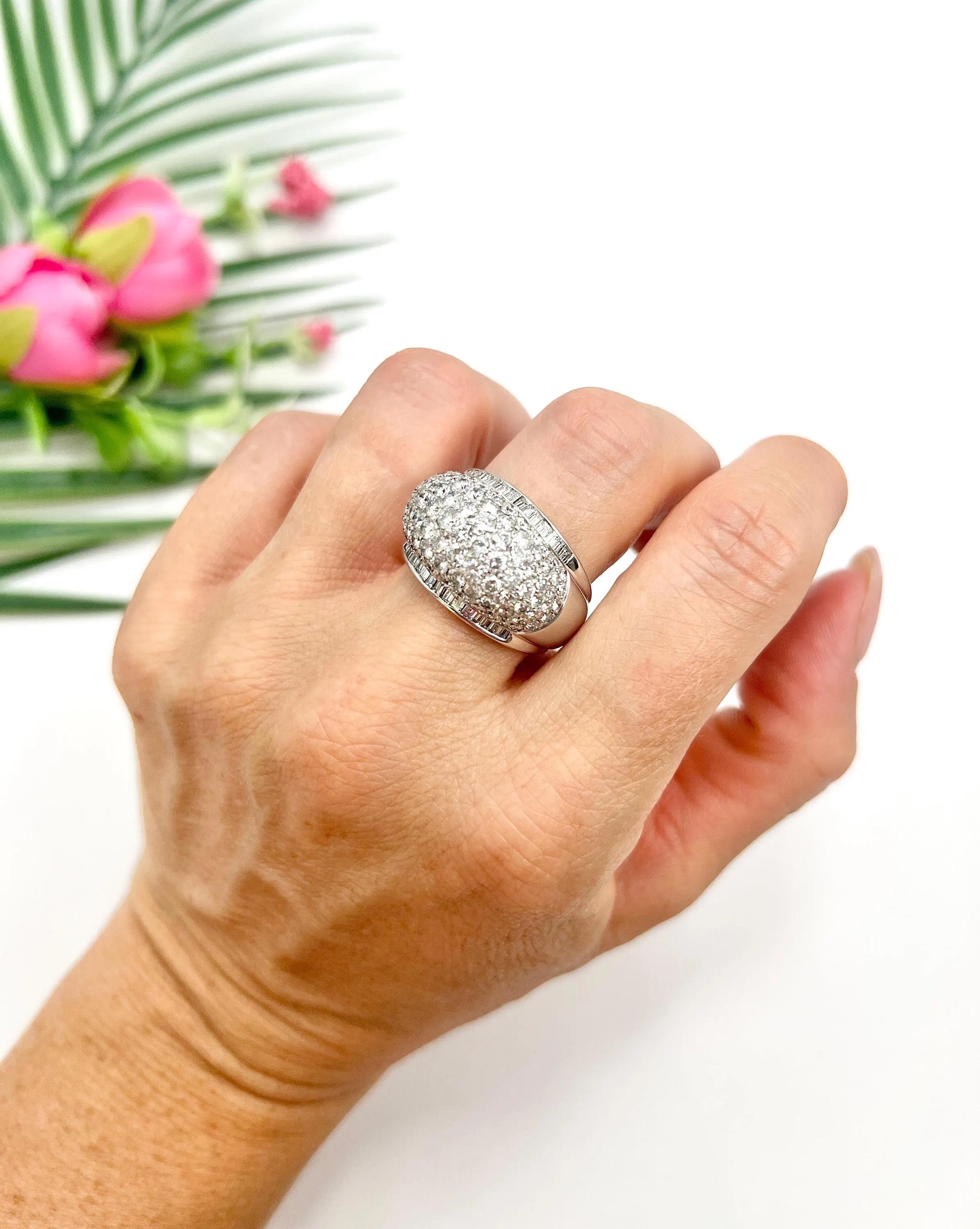 Anillo de cóctel de oro blanco de 18 ct, 1970, diamantes de 6,50 quilates talla pavé y baguette Corte brillante en venta