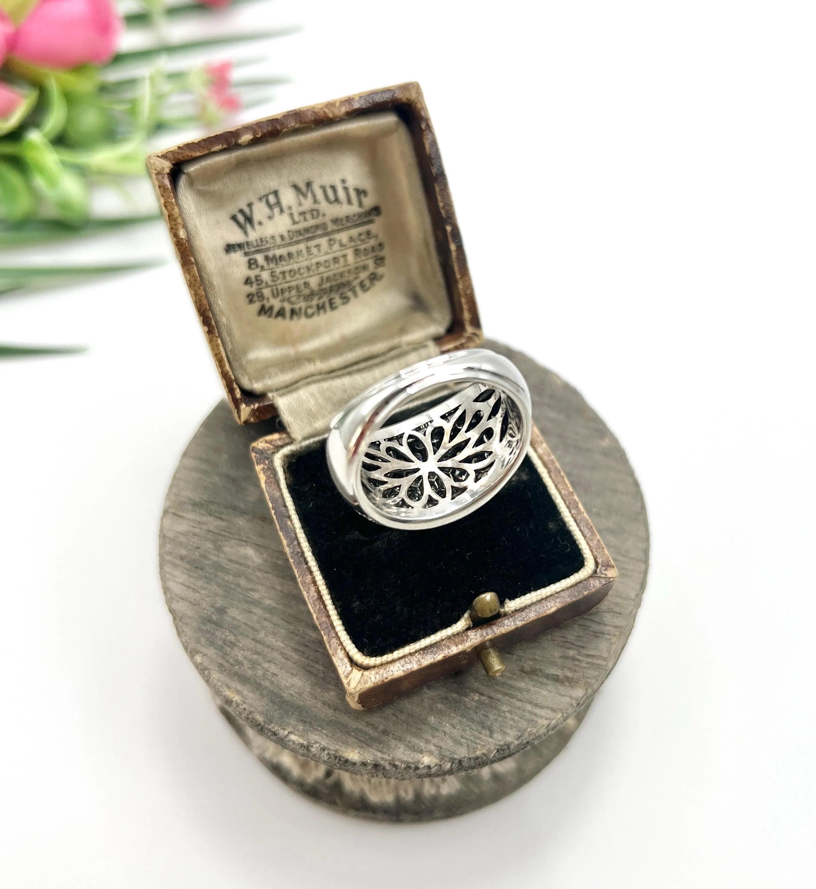 Anillo de cóctel de oro blanco de 18 ct, 1970, diamantes de 6,50 quilates talla pavé y baguette en Bueno estado para la venta en Brighton, GB