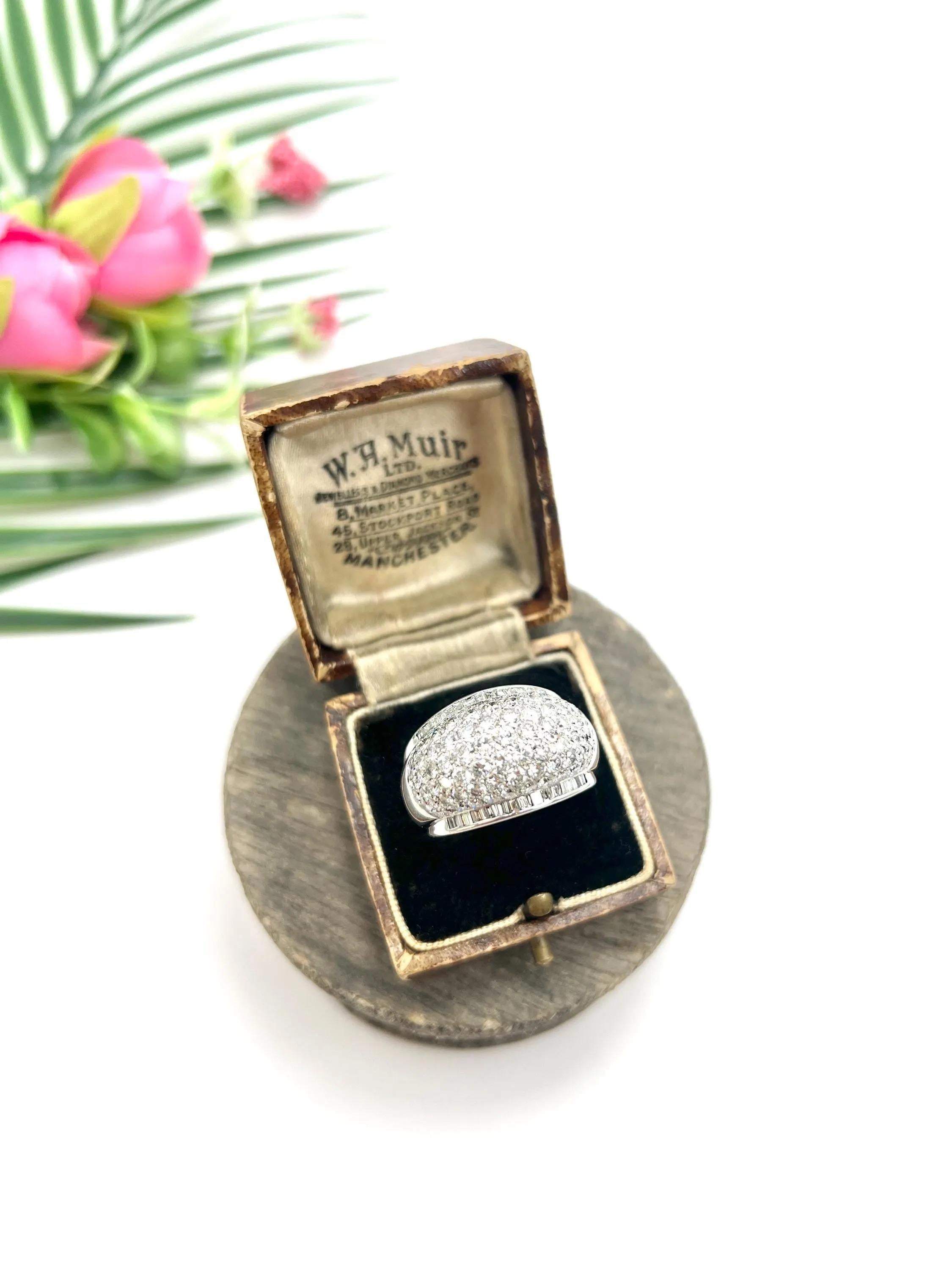 Anillo de cóctel de oro blanco de 18 ct, 1970, diamantes de 6,50 quilates talla pavé y baguette en venta 1