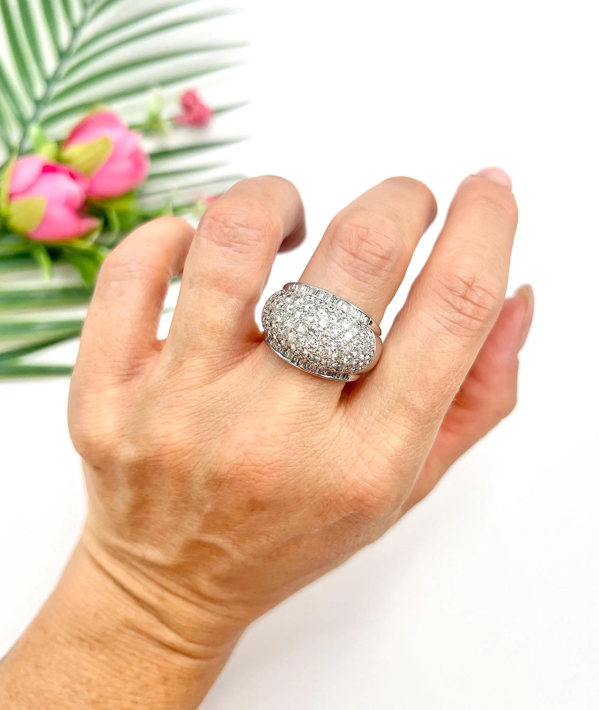 Anillo de cóctel de oro blanco de 18 ct, 1970, diamantes de 6,50 quilates talla pavé y baguette en venta 2