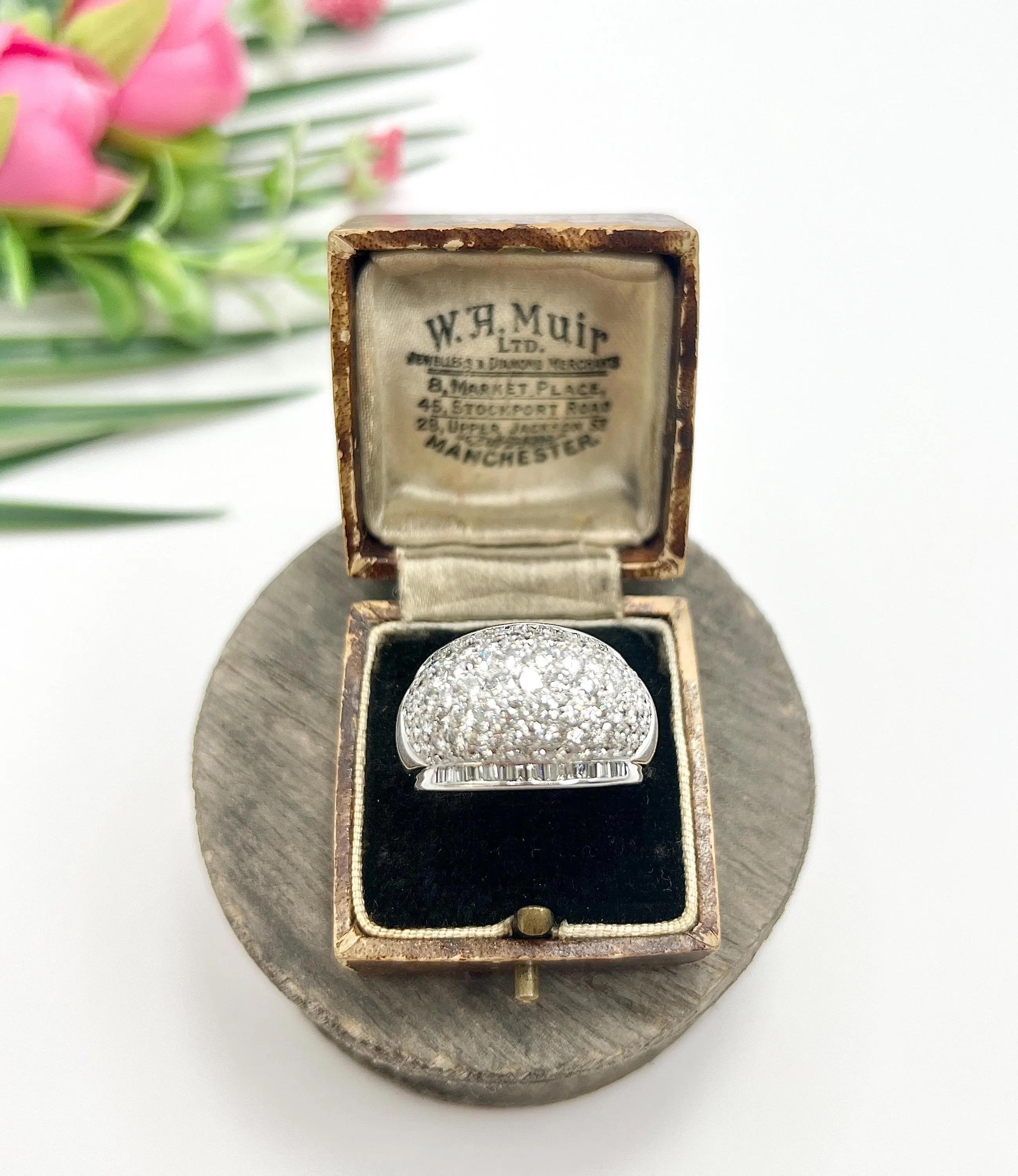 Anillo de cóctel de oro blanco de 18 ct, 1970, diamantes de 6,50 quilates talla pavé y baguette en venta 4