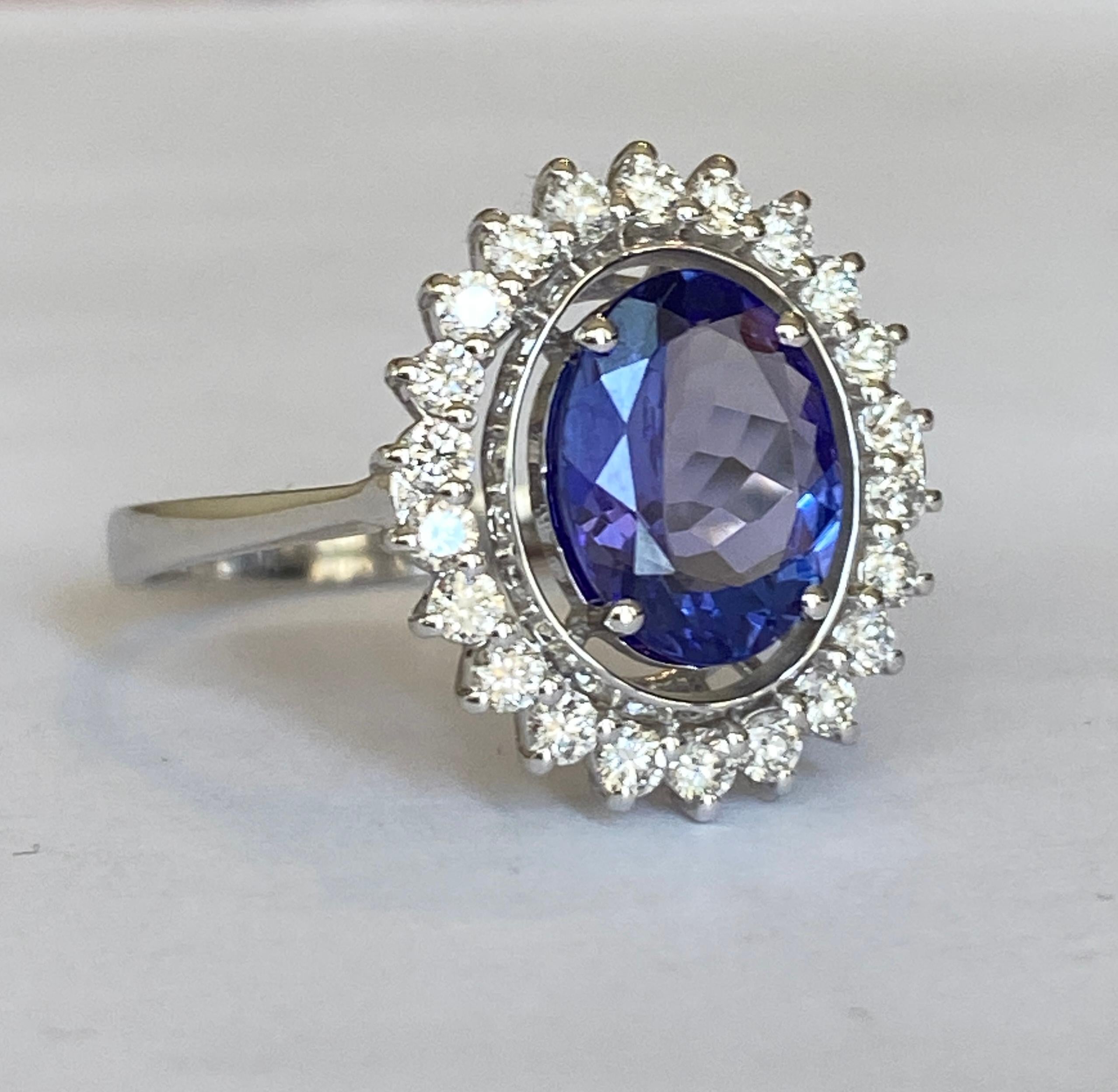 18 Carat White Gold 2.00 Carat Tanzanite Diamond Cocktail Ring In New Condition In AMSTERDAM, NL