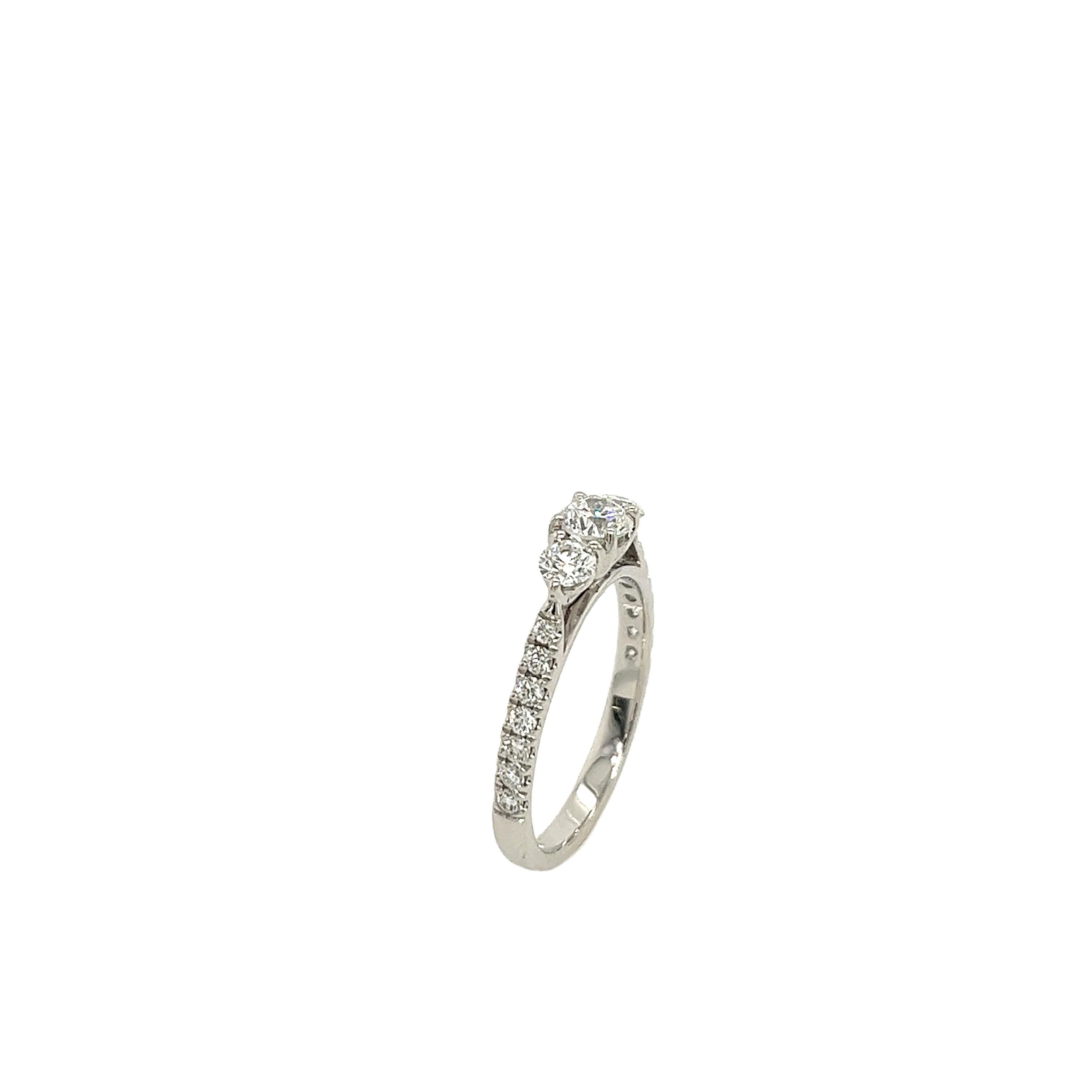 18ct White Gold 3 Stone Diamond Ring Set With 0.70carats of Diamonds In Excellent Condition For Sale In London, GB