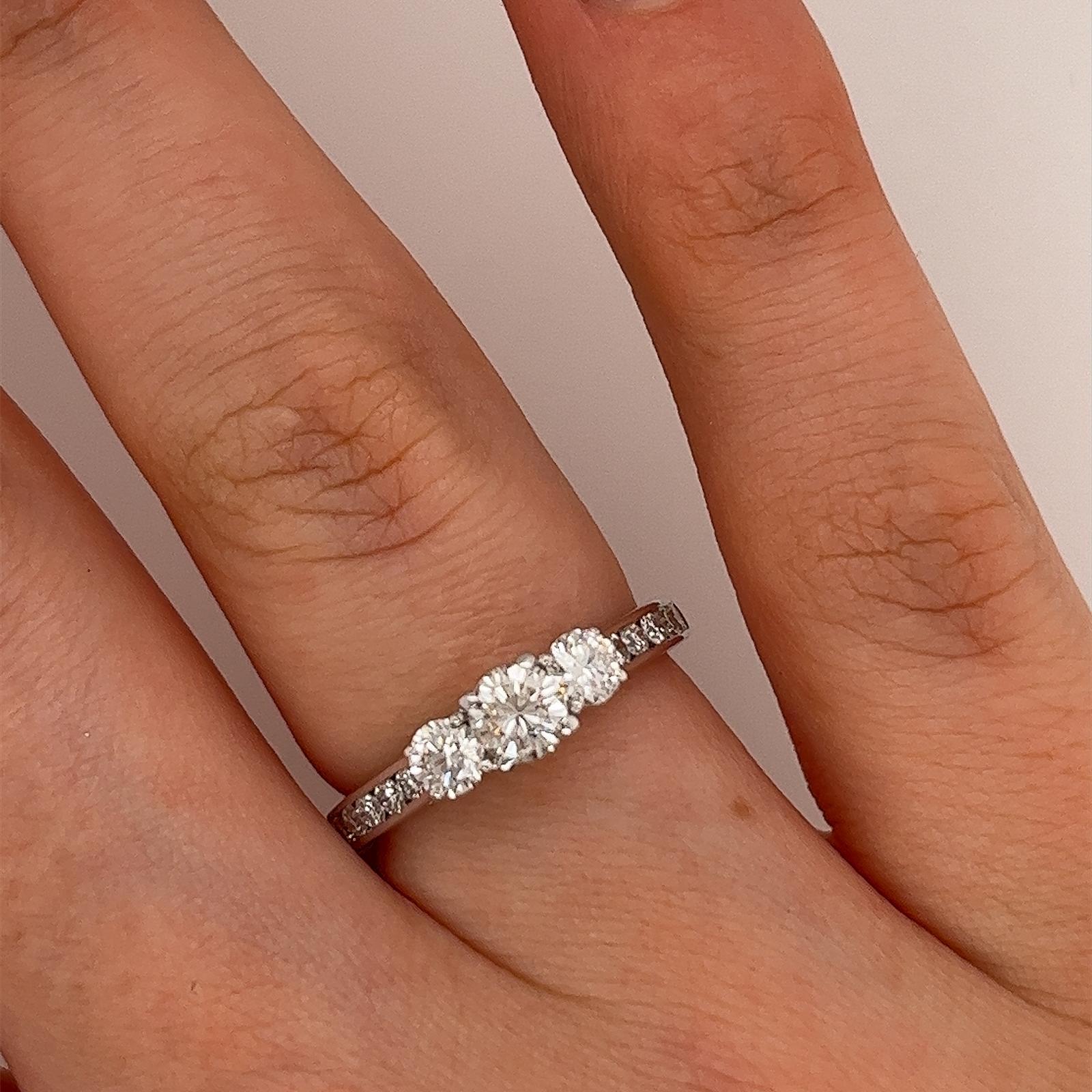 18 Karat Weißgold Diamantring mit 3 Steinen und 0,85 Karat natürlichen Diamanten besetzt (Rundschliff)