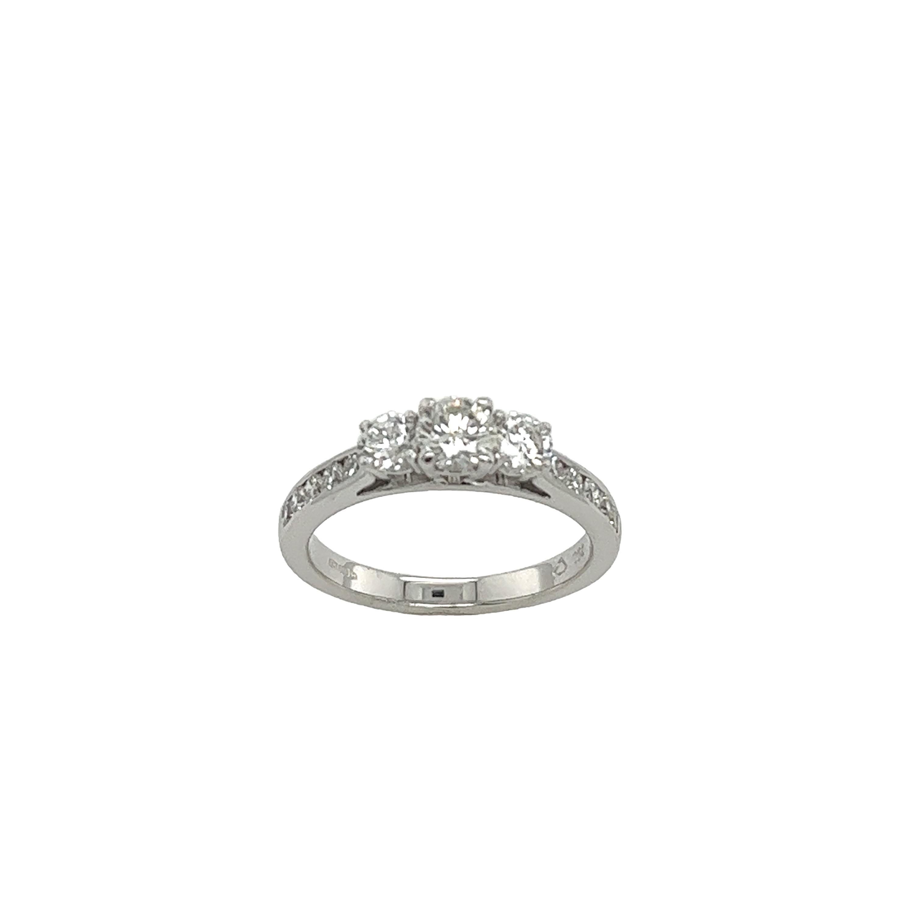 Bague à 3 pierres en or blanc 18 carats, sertie de diamants naturels de 0,85 carat Excellent état - En vente à London, GB