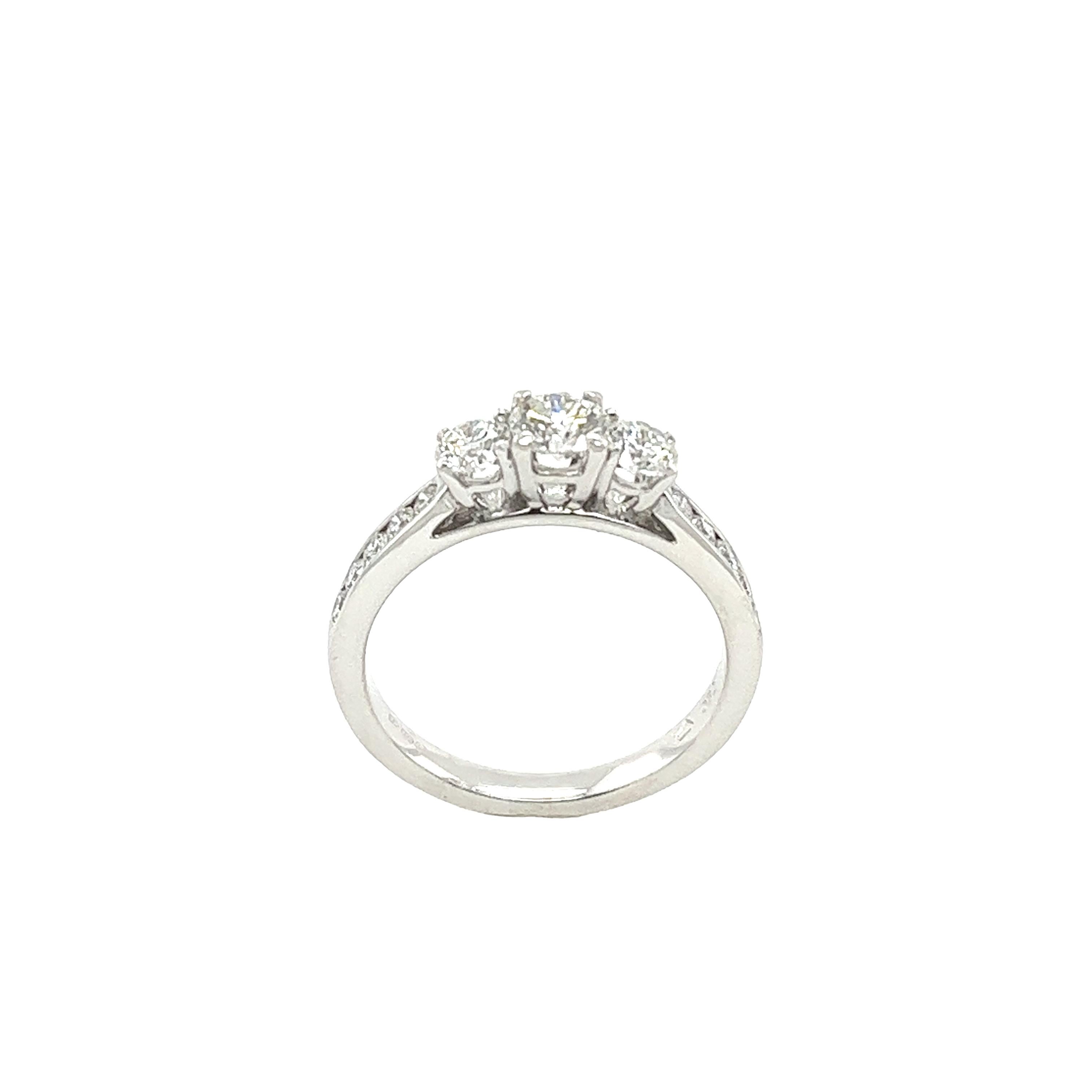 18 Karat Weißgold Diamantring mit 3 Steinen und 0,85 Karat natürlichen Diamanten besetzt Damen