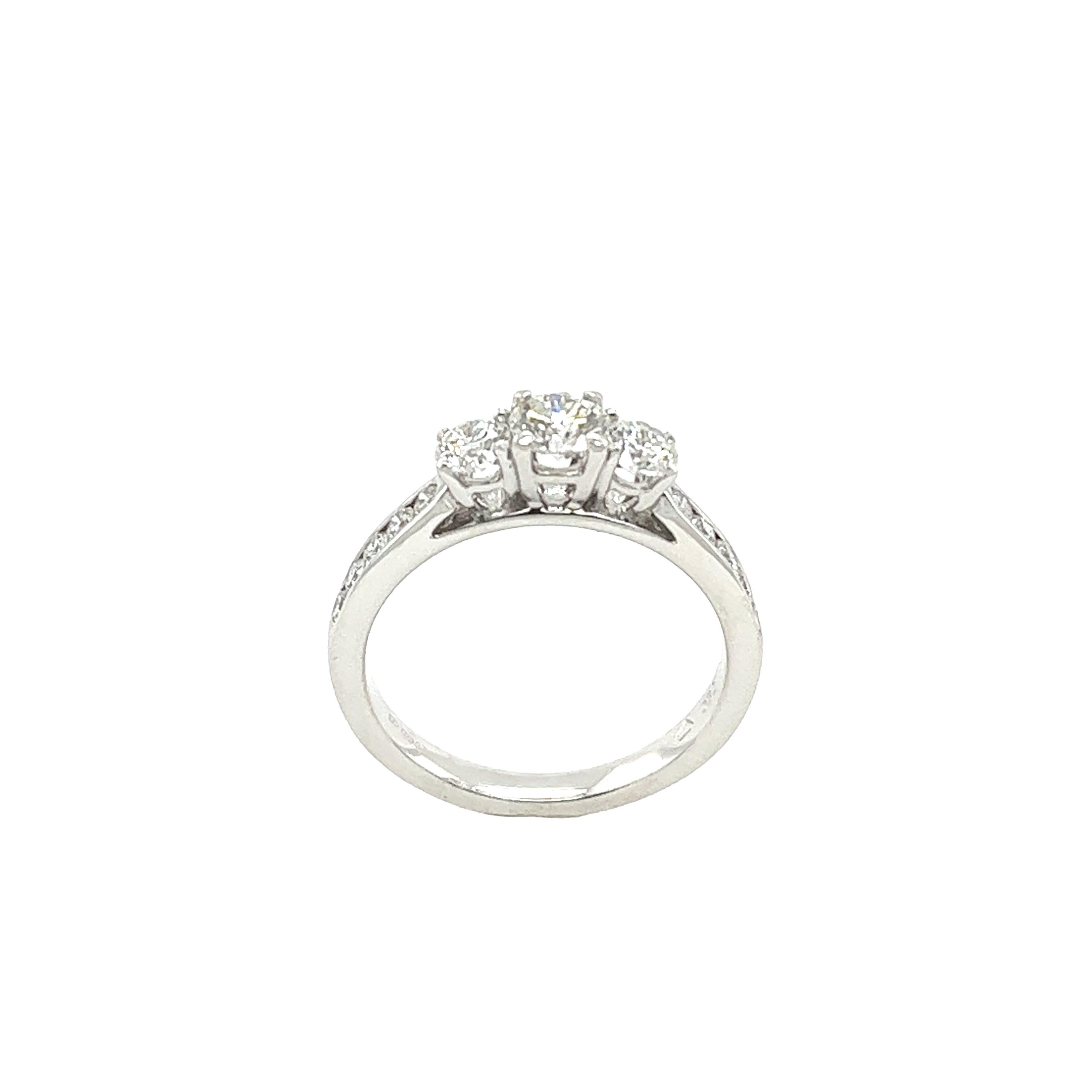 Bague à 3 pierres en or blanc 18 carats, sertie de diamants naturels de 0,85 carat Pour femmes en vente