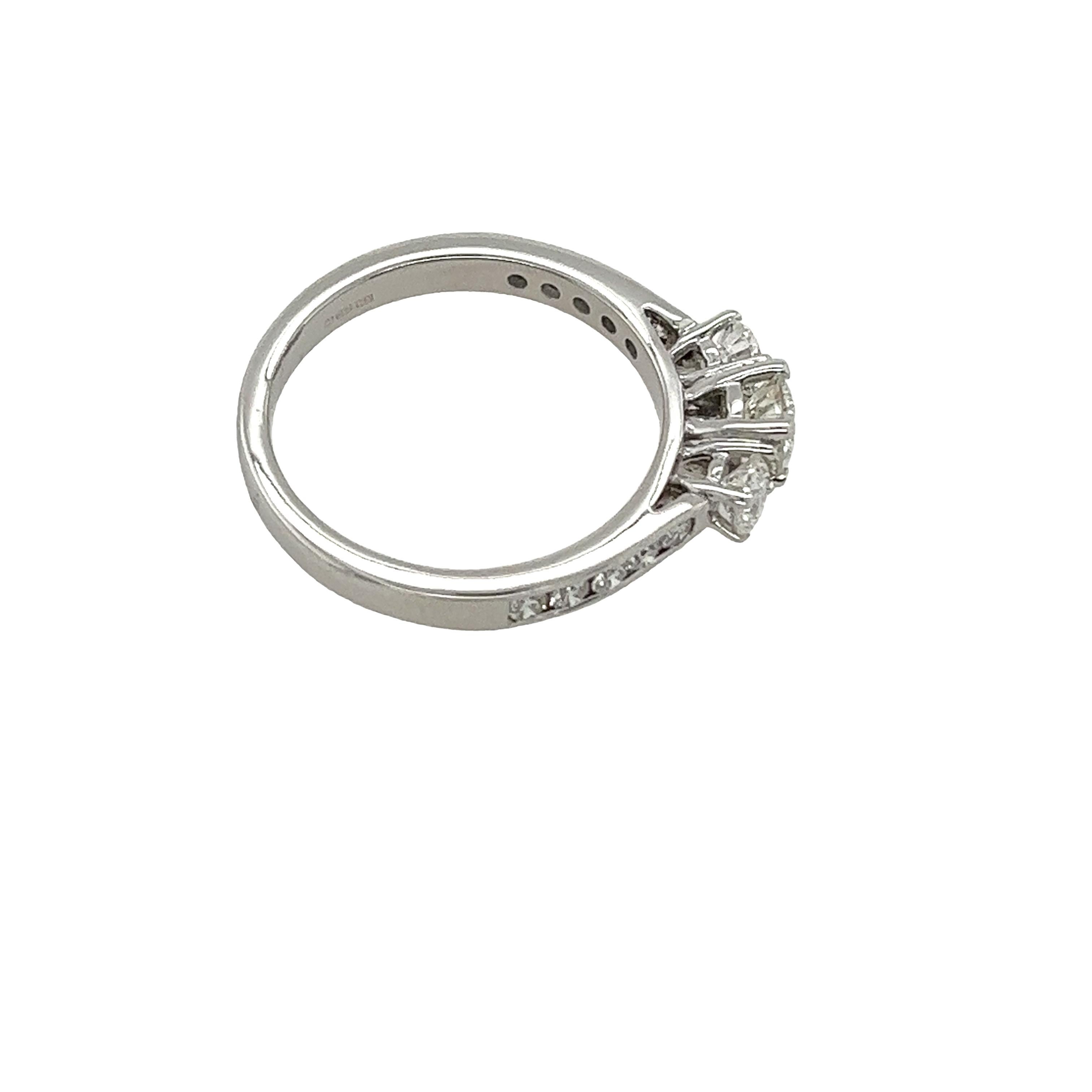 Bague à 3 pierres en or blanc 18 carats, sertie de diamants naturels de 0,85 carat en vente 1