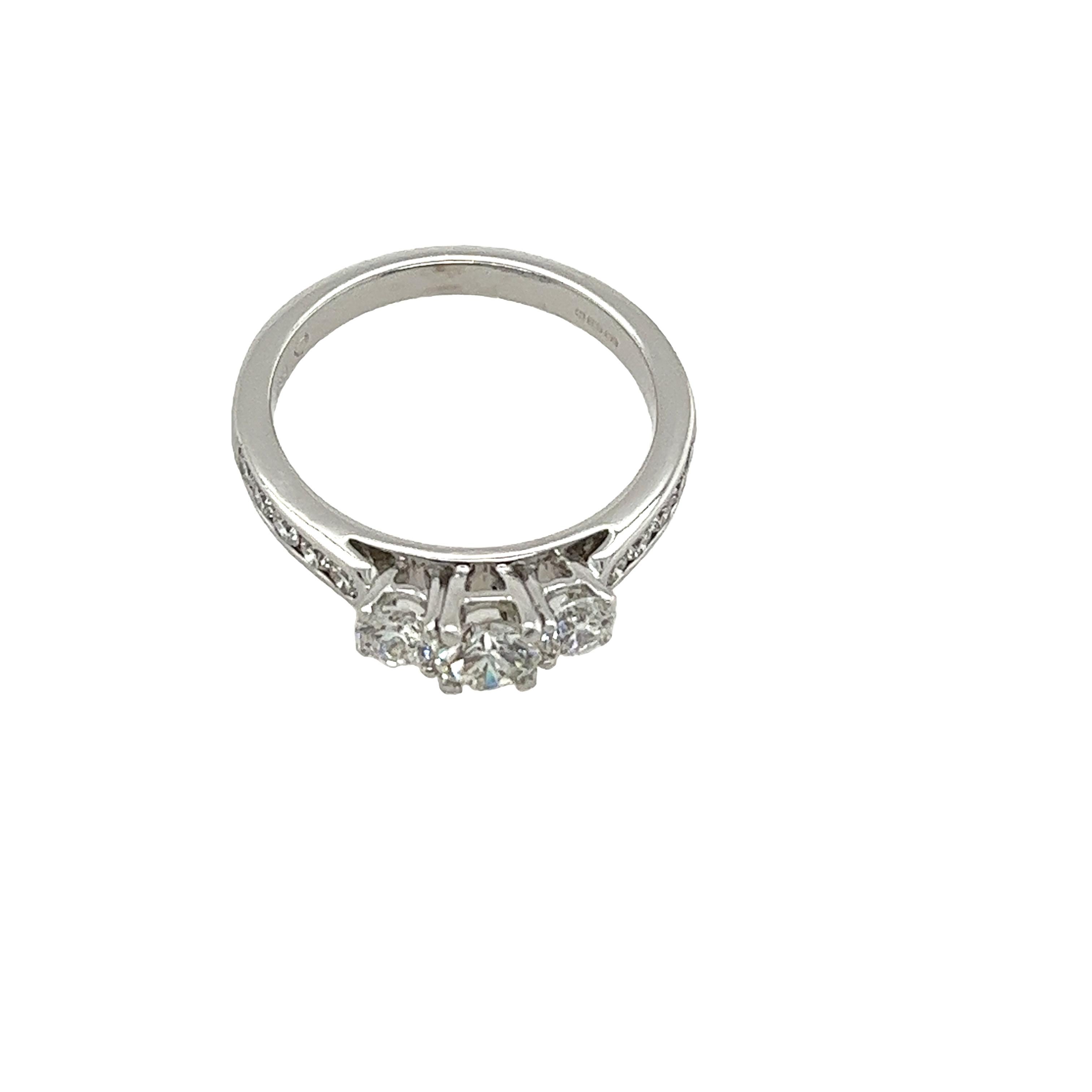 Bague à 3 pierres en or blanc 18 carats, sertie de diamants naturels de 0,85 carat en vente 2