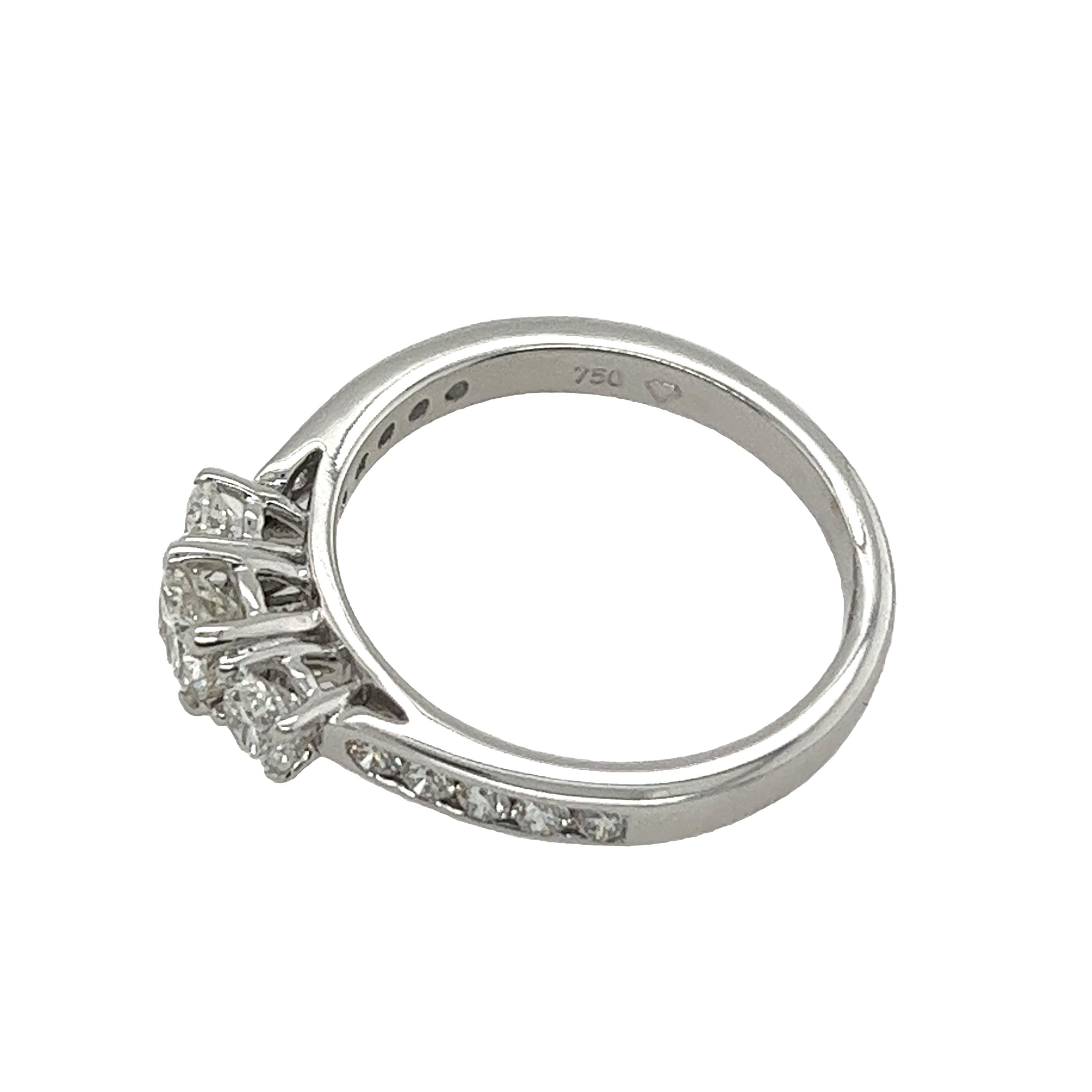 Bague à 3 pierres en or blanc 18 carats, sertie de diamants naturels de 0,85 carat en vente 4