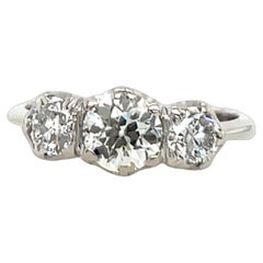 Anillo de oro blanco de 18 ct con 3 diamantes, engastado con un diamante redondo de 1,40 ct