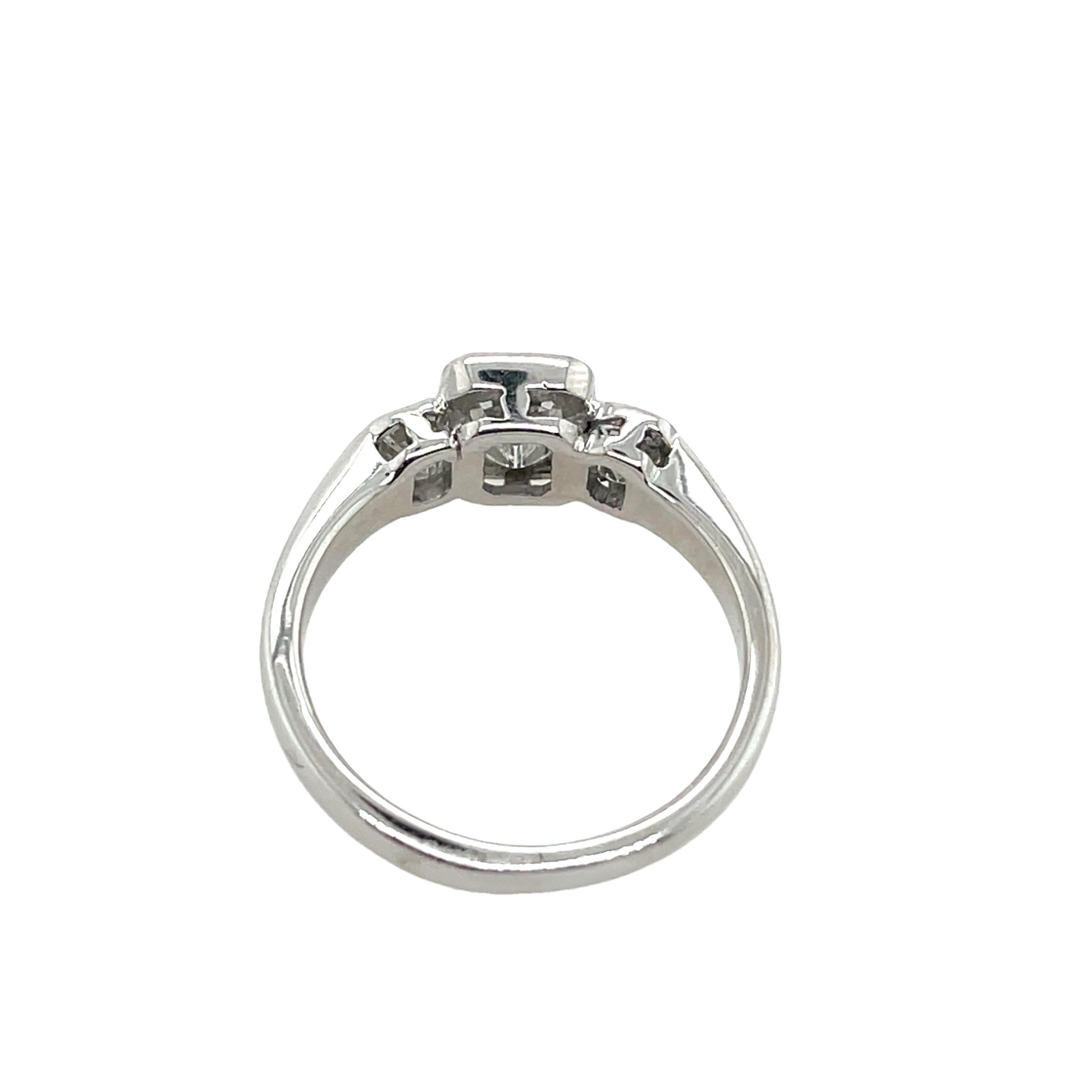 18ct White Gold 3-Stone Ring, Set In 18ct White Gold In Excellent Condition In London, GB