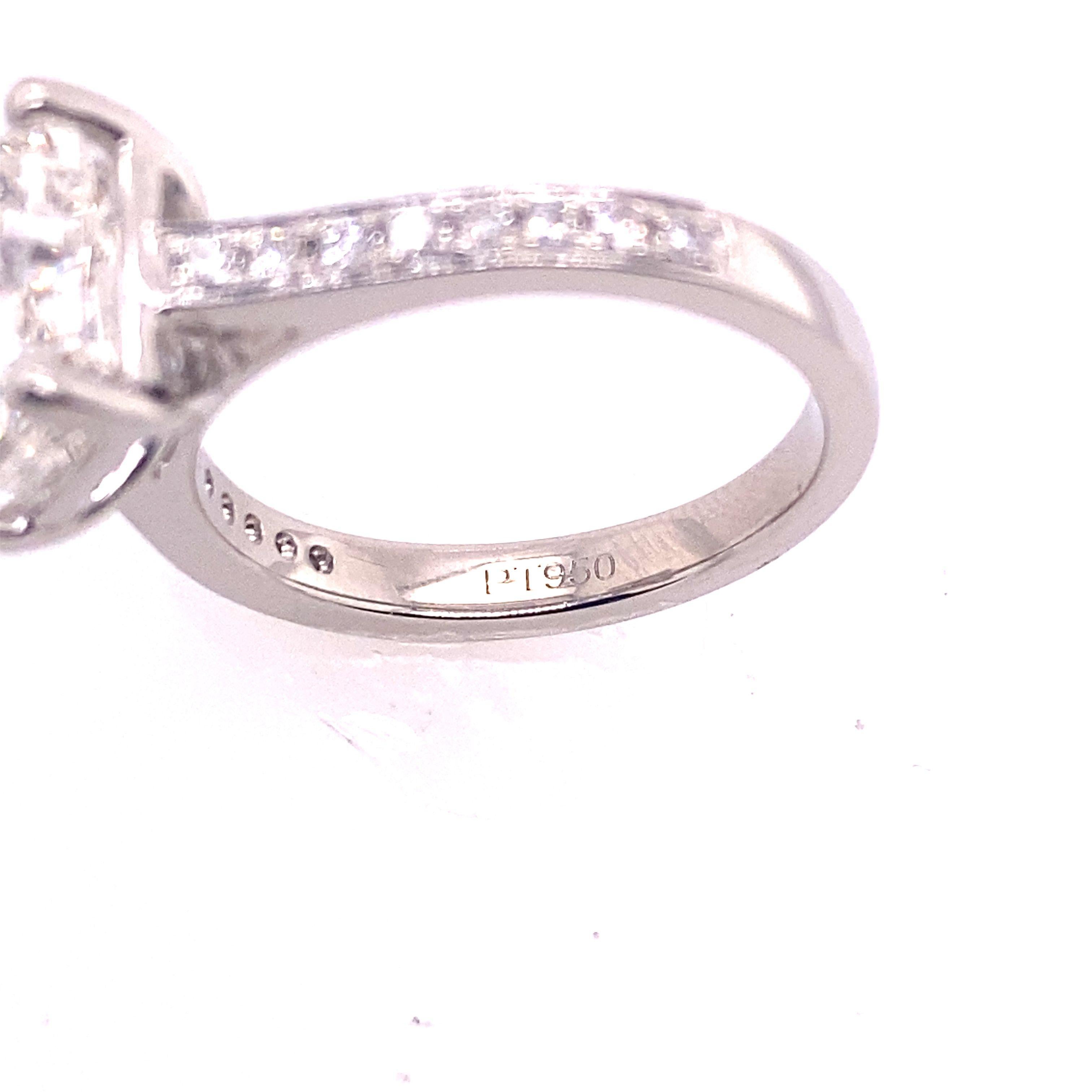 Dieser Solitär-Diamantring ist mit 3,01ct 
Farbe I, Reinheit VS2 mit GIA-Zertifikat,
ist an den Schultern mit kleinen Diamanten besetzt
insgesamt 0,32ct.
Dieser Ring ist elegant und schön 
und wird so lange andauern, wie eure Liebe