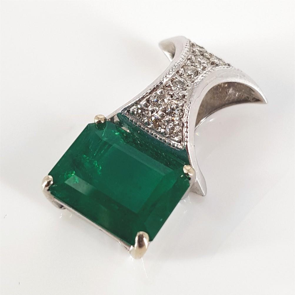 This Gorgeous 18ct White Gold Pendant weighs 2.95grams and is carefully set with 13 beautiful Round Brilliant Cut Diamonds (IJ vs-si) weighing 0.0075carat each and 1 Stunning Emerald Cut Emerald measuring 11.12mm x 8.70mm x 4.52mm and weighing