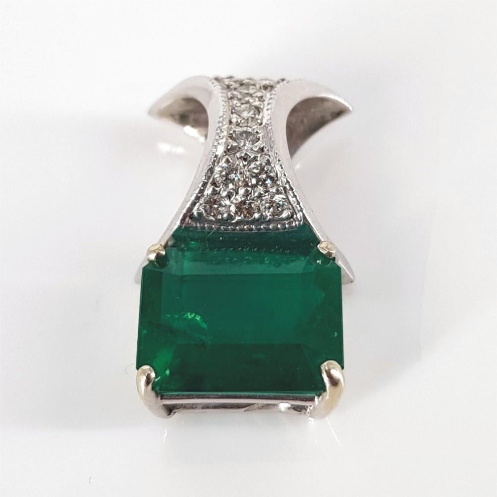 18ct White Gold 3.09CT Emerald & Diamond Pendant In Excellent Condition For Sale In Cape Town, ZA