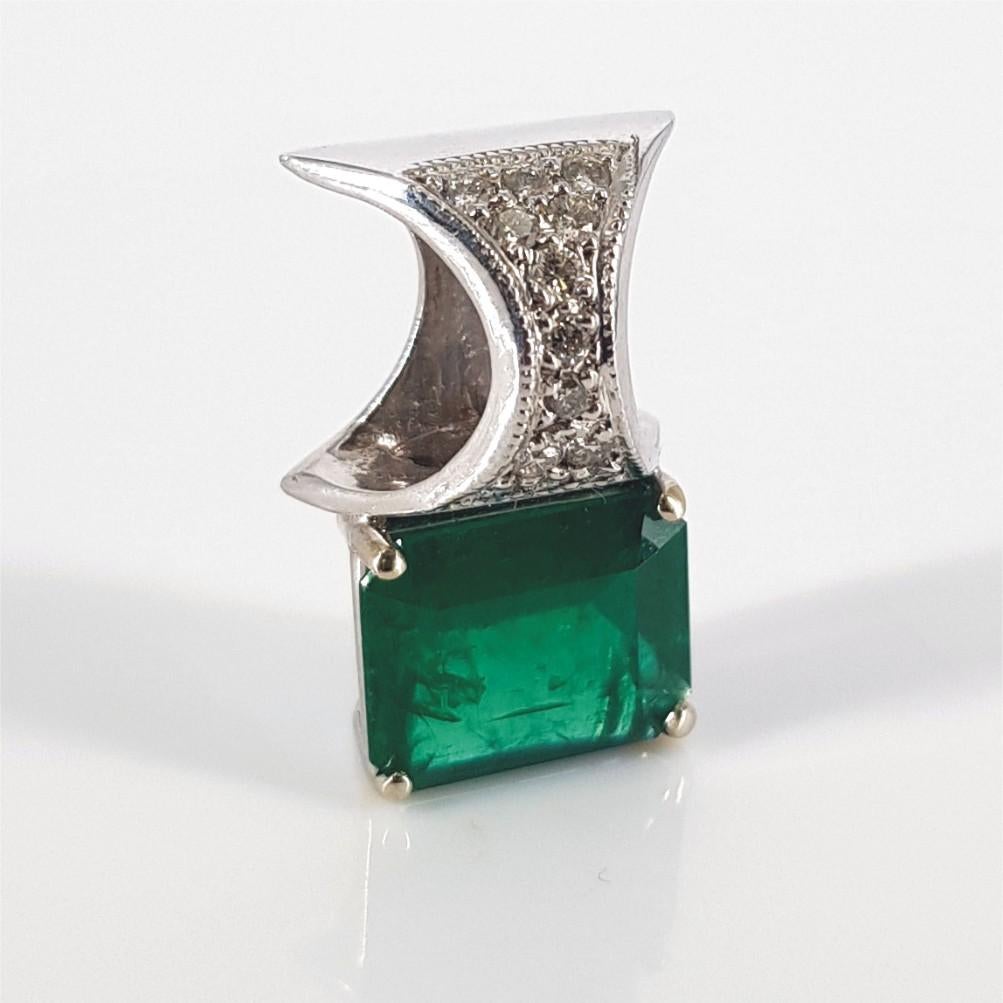 18ct White Gold 3.09CT Emerald & Diamond Pendant For Sale 1