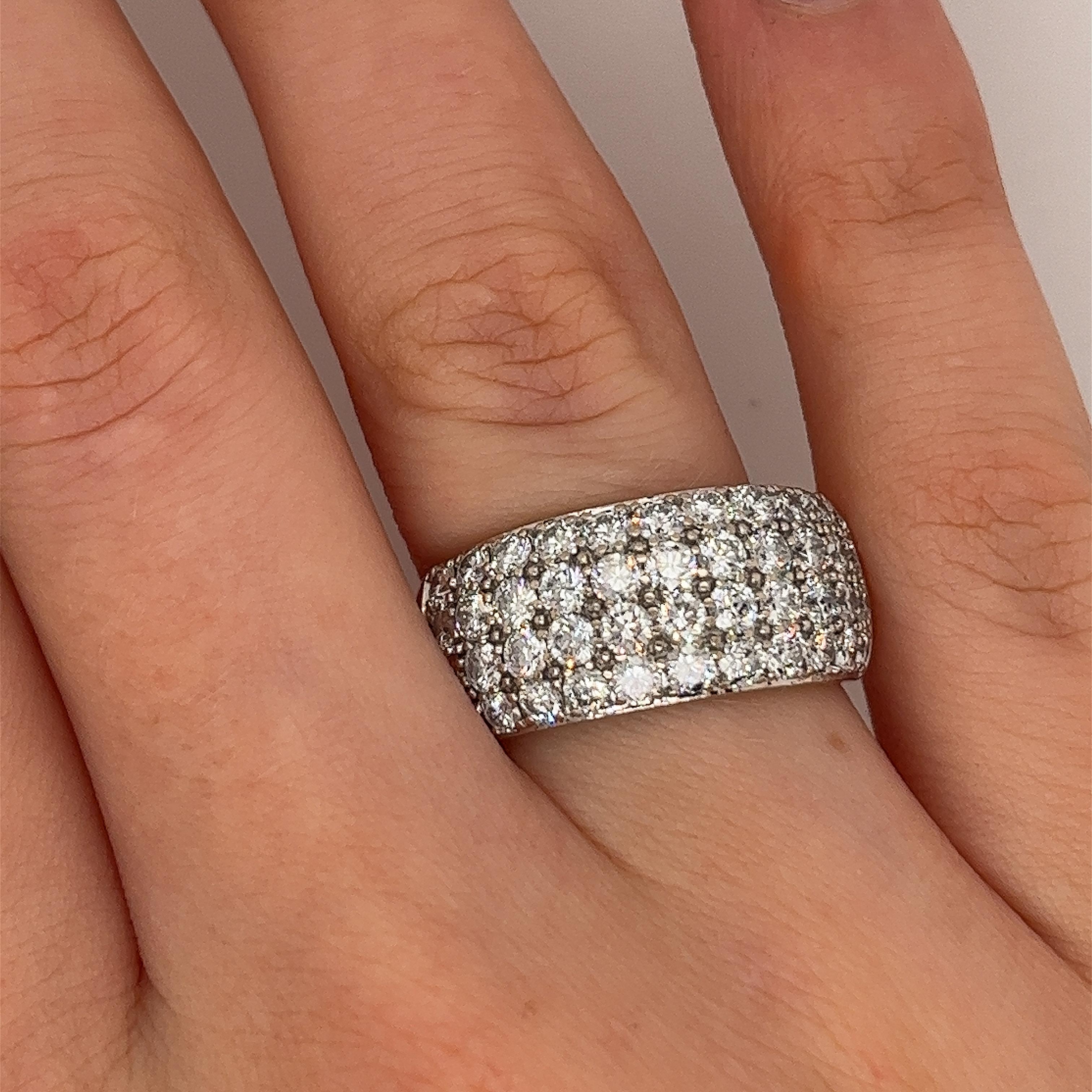 18ct White Gold 4-Row Diamond Dress Ring Set With 2.55 carats Natural Diamonds In Excellent Condition For Sale In London, GB