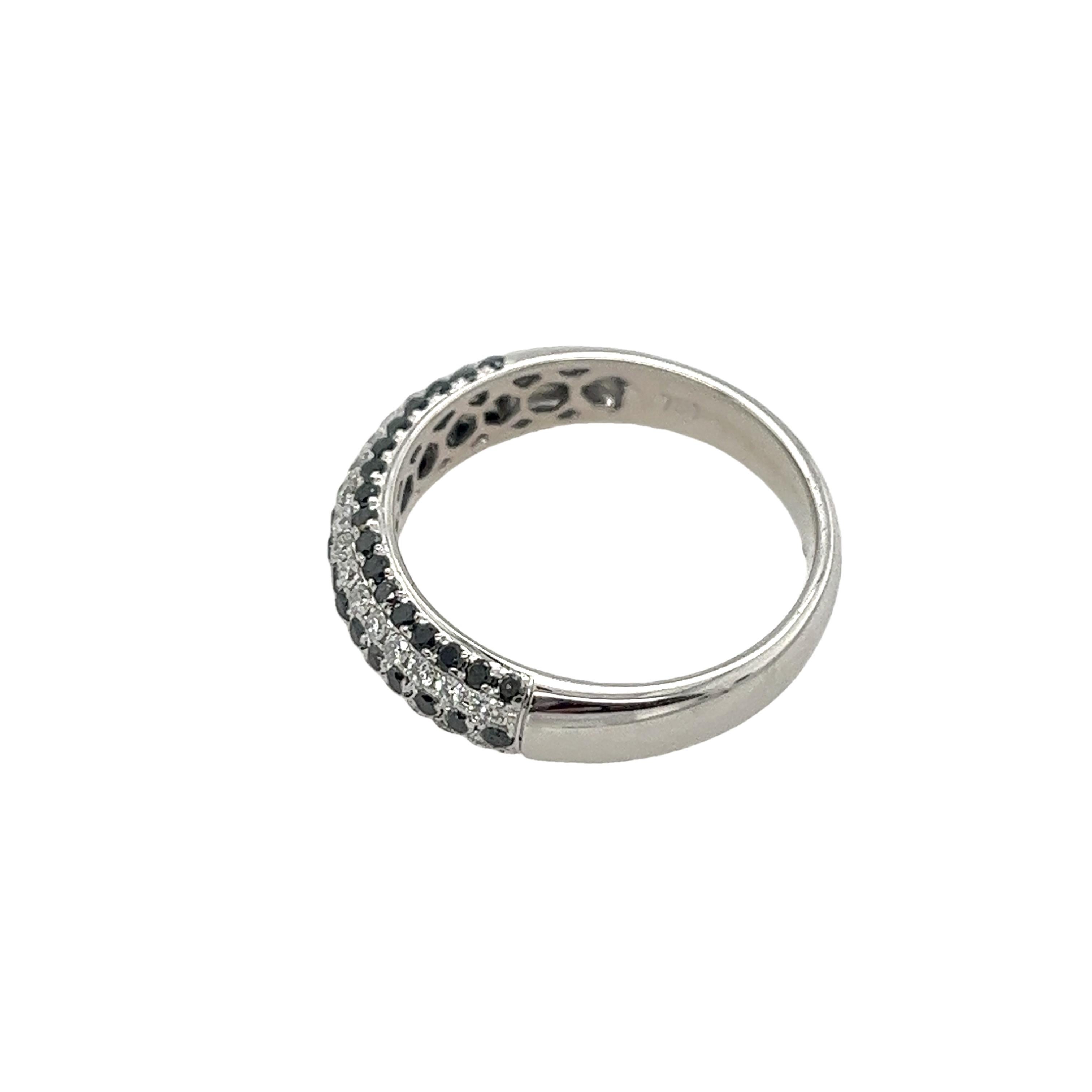Taglio rotondo Anello a 5 file in oro bianco 18ct, con diamanti naturali e onice nera incastonati in vendita