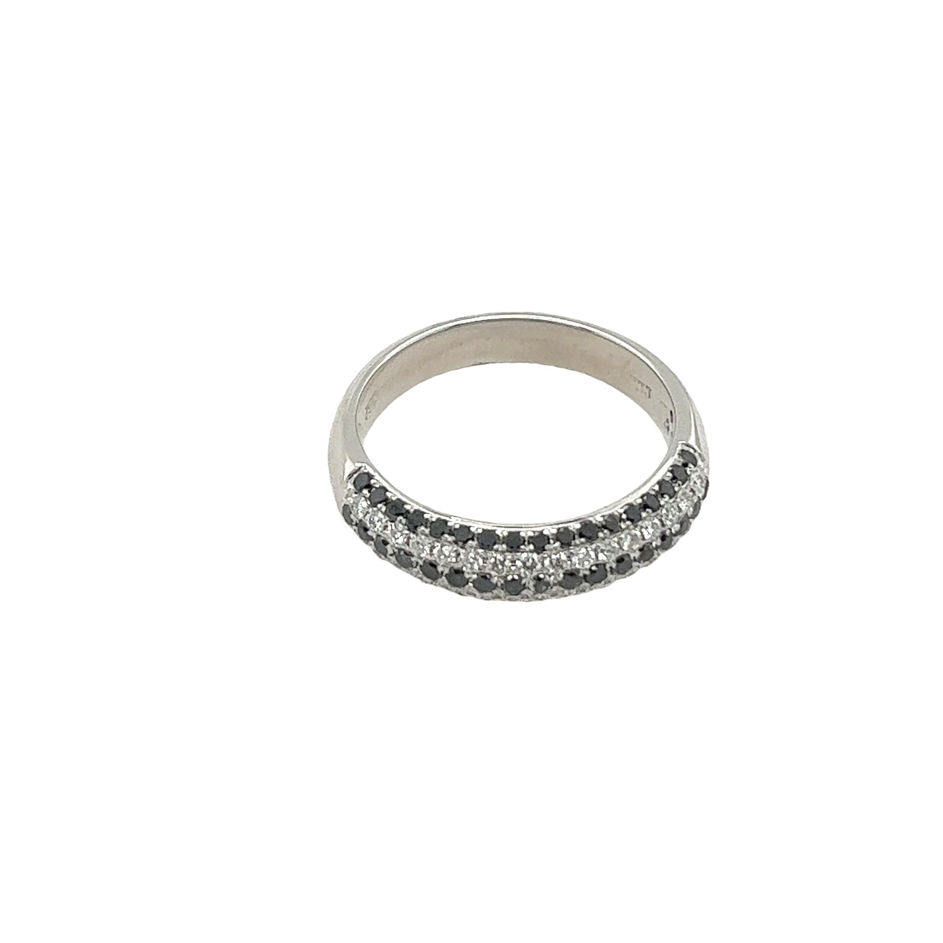 Anello a 5 file in oro bianco 18ct, con diamanti naturali e onice nera incastonati In condizioni ottime in vendita a London, GB