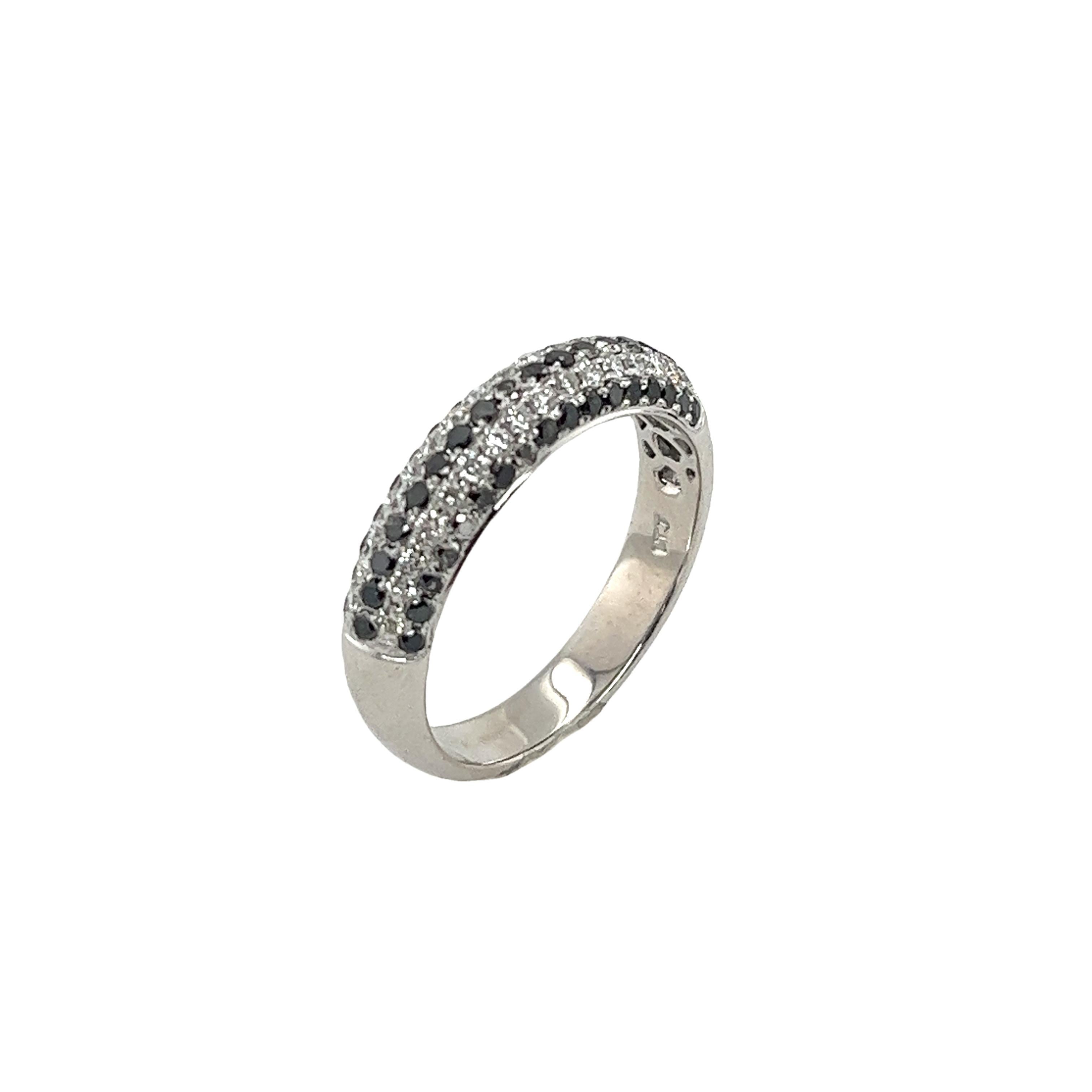 Anello a 5 file in oro bianco 18ct, con diamanti naturali e onice nera incastonati in vendita 1