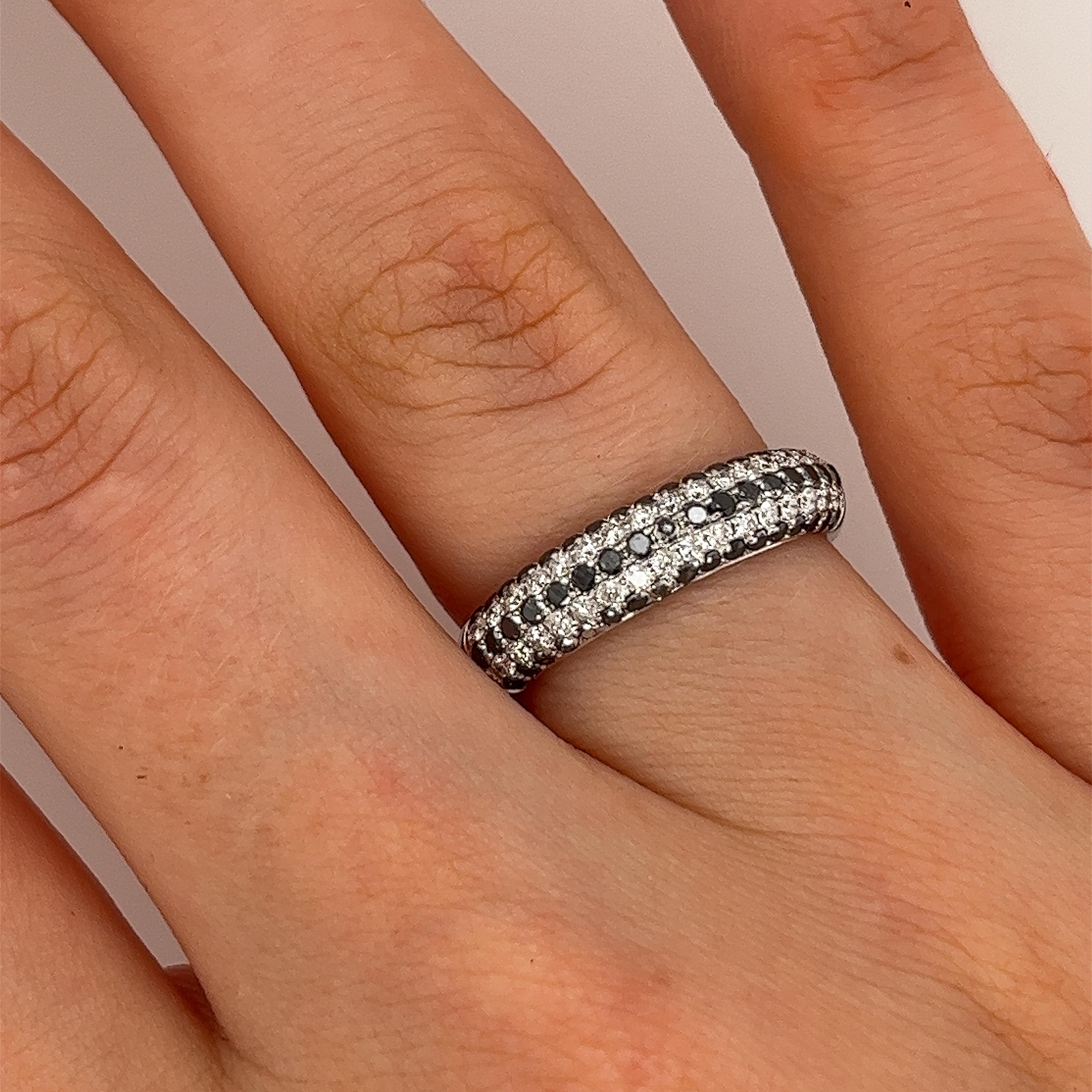 Anello a 5 file in oro bianco 18ct, con diamanti naturali e onice nera incastonati in vendita 2