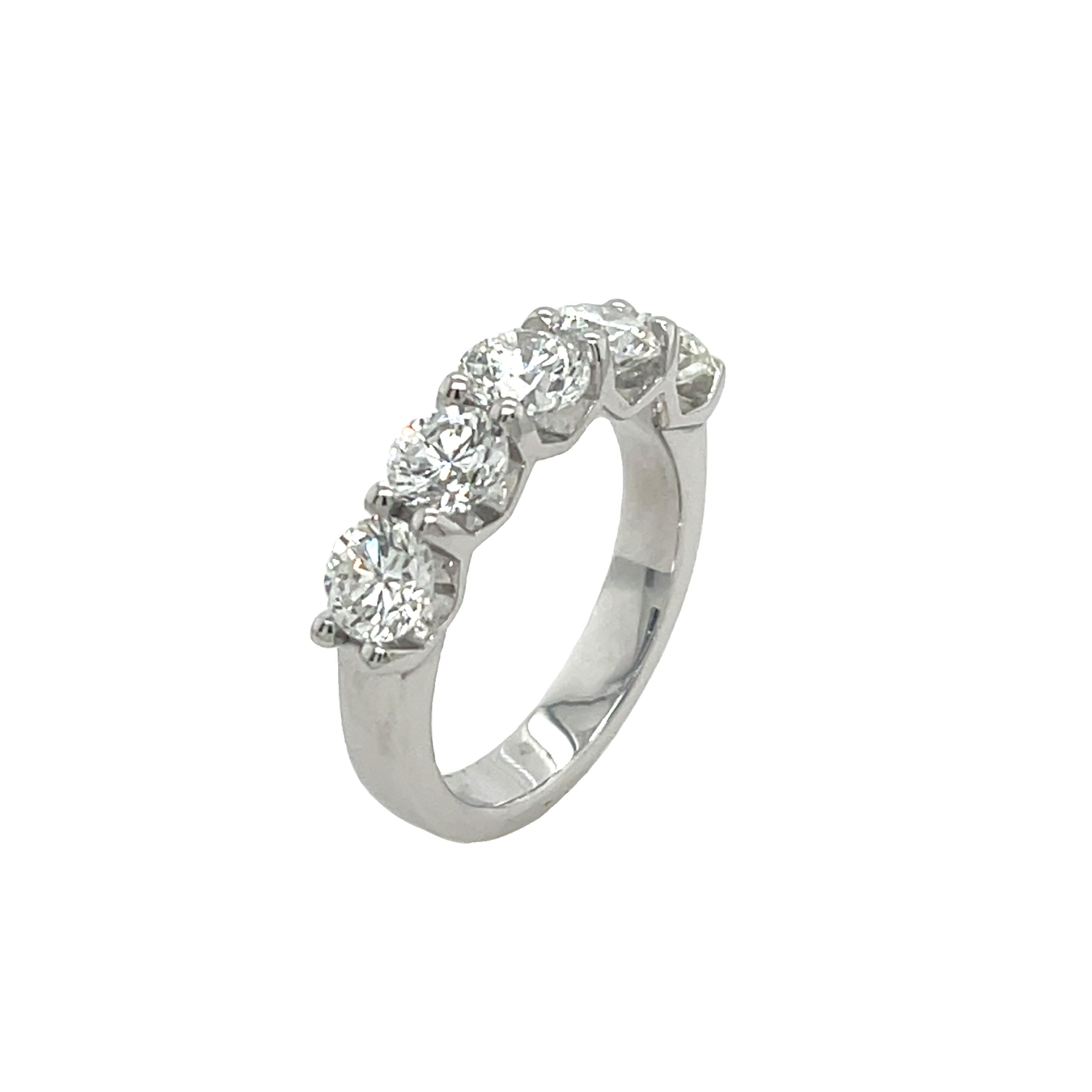 Taille ronde Bague à 5 pierres en or blanc 18 carats, sertie de 2,66 carats de diamants naturels en vente