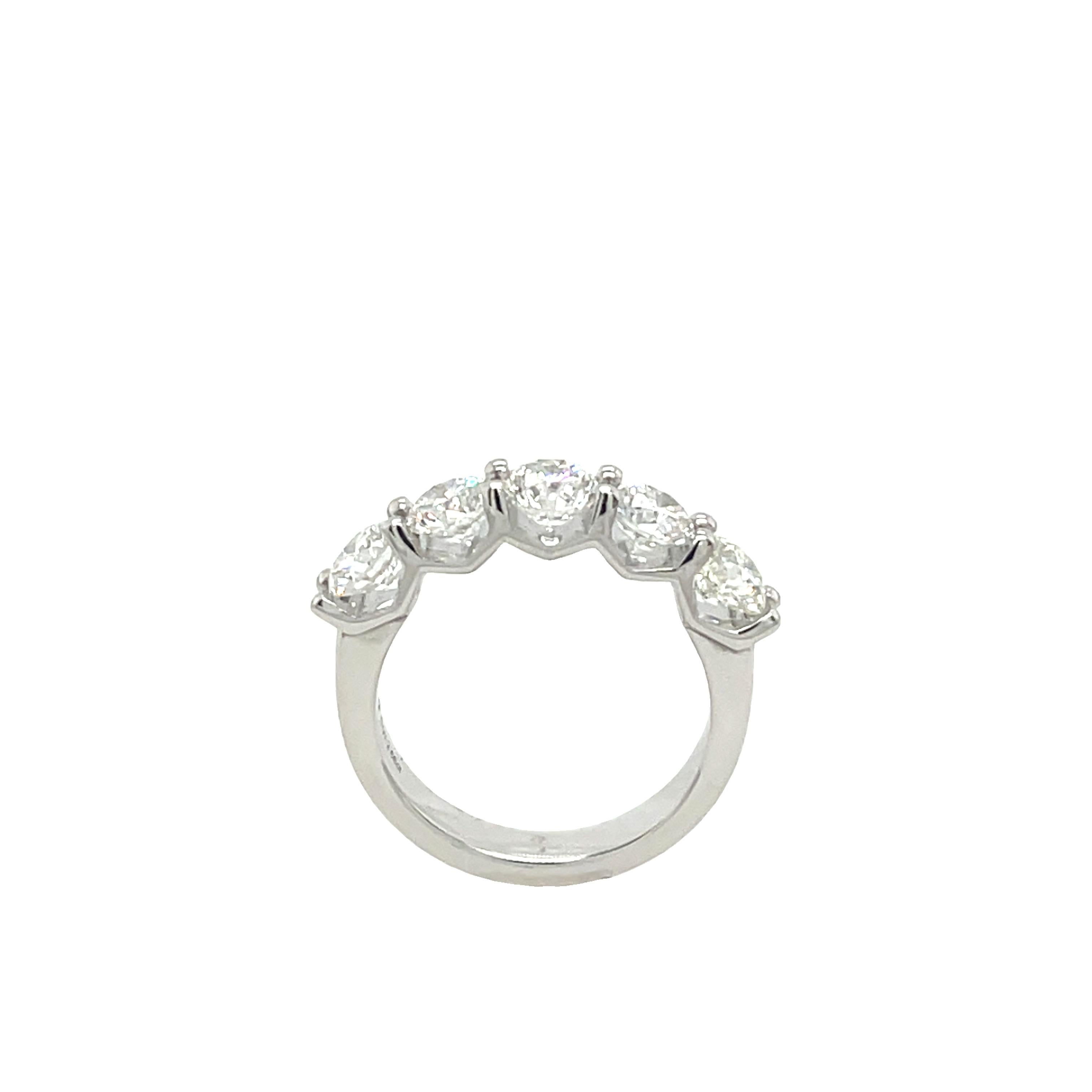 Bague à 5 pierres en or blanc 18 carats, sertie de 2,66 carats de diamants naturels Neuf - En vente à London, GB