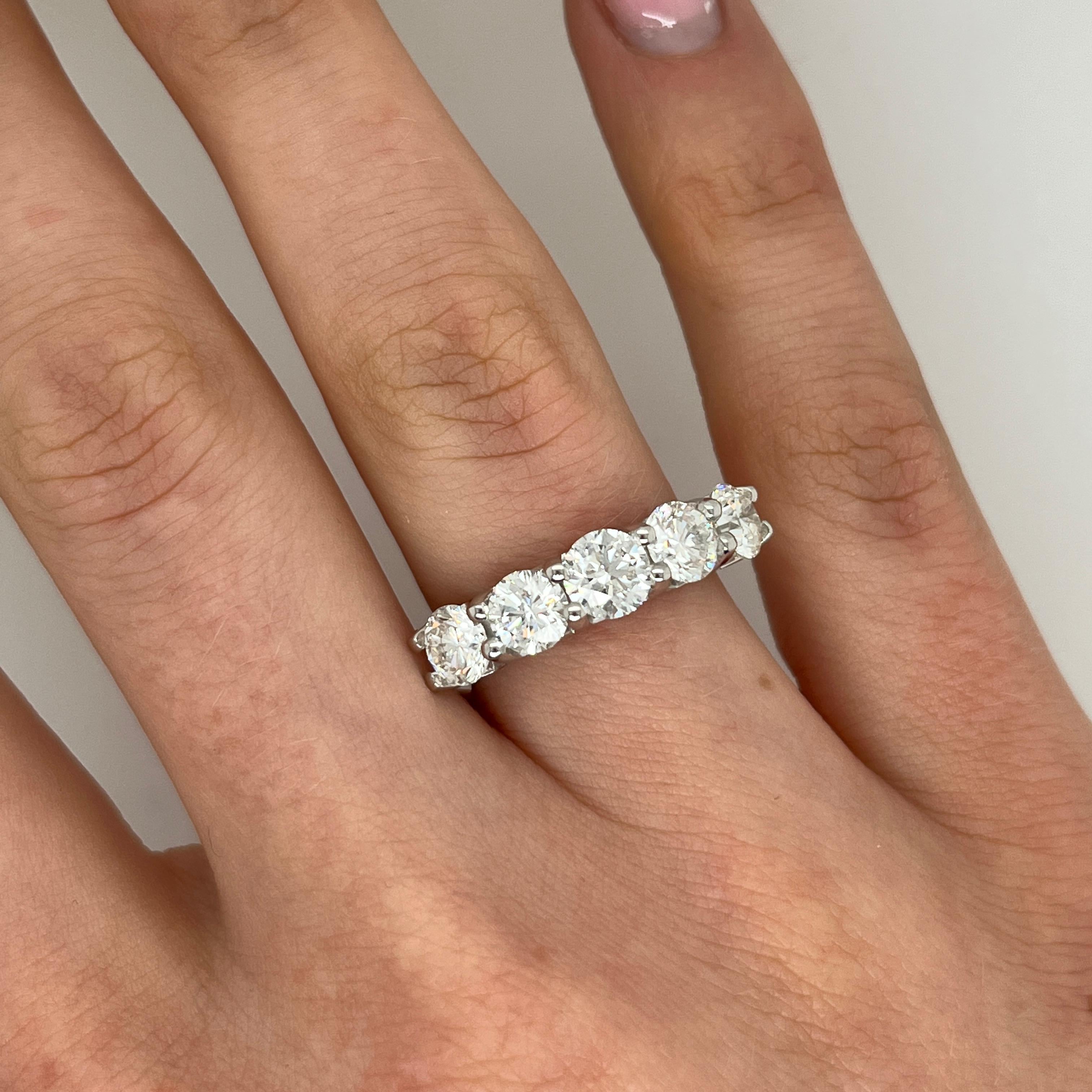 Bague à 5 pierres en or blanc 18 carats, sertie de 2,66 carats de diamants naturels Pour femmes en vente