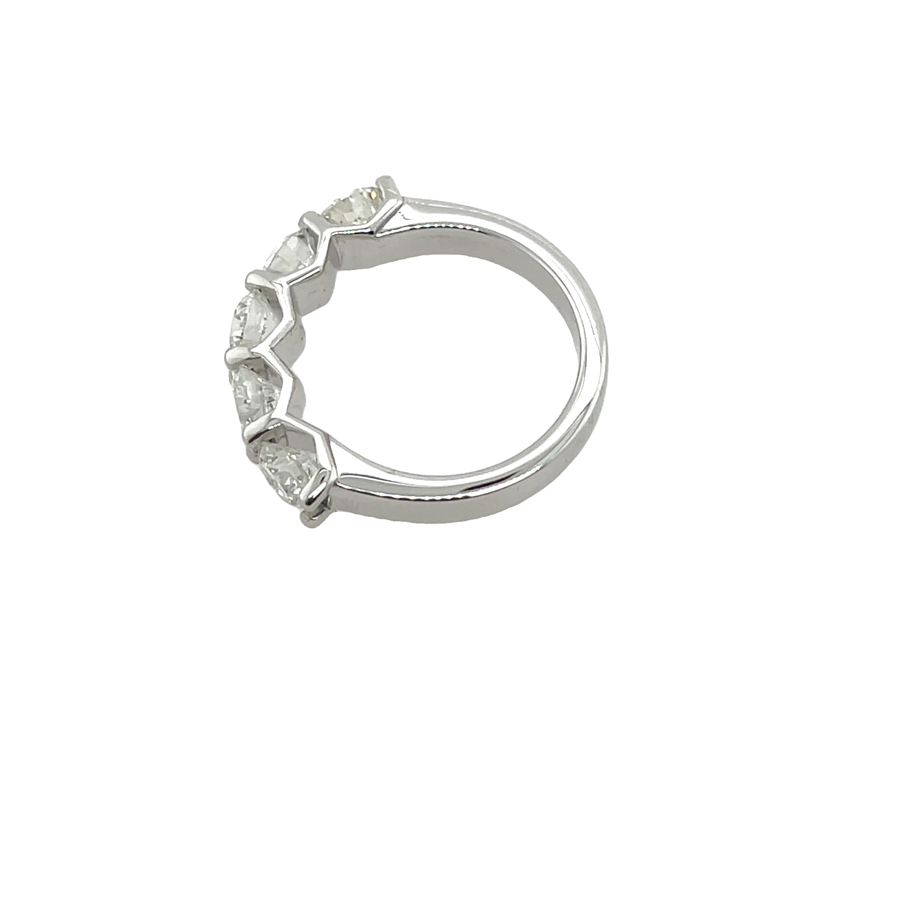 Bague à 5 pierres en or blanc 18 carats, sertie de 2,66 carats de diamants naturels en vente 1