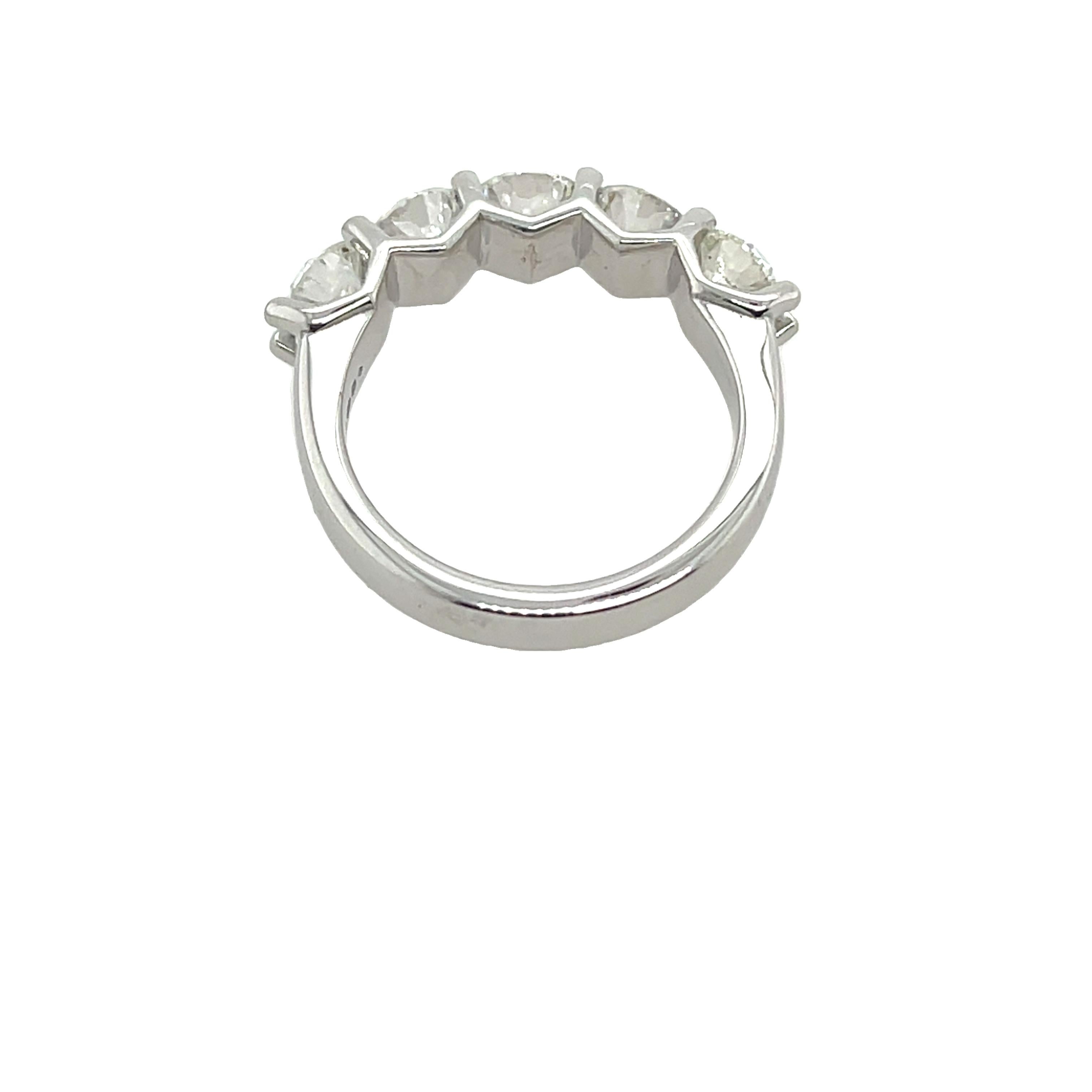 Bague à 5 pierres en or blanc 18 carats, sertie de 2,66 carats de diamants naturels en vente 2