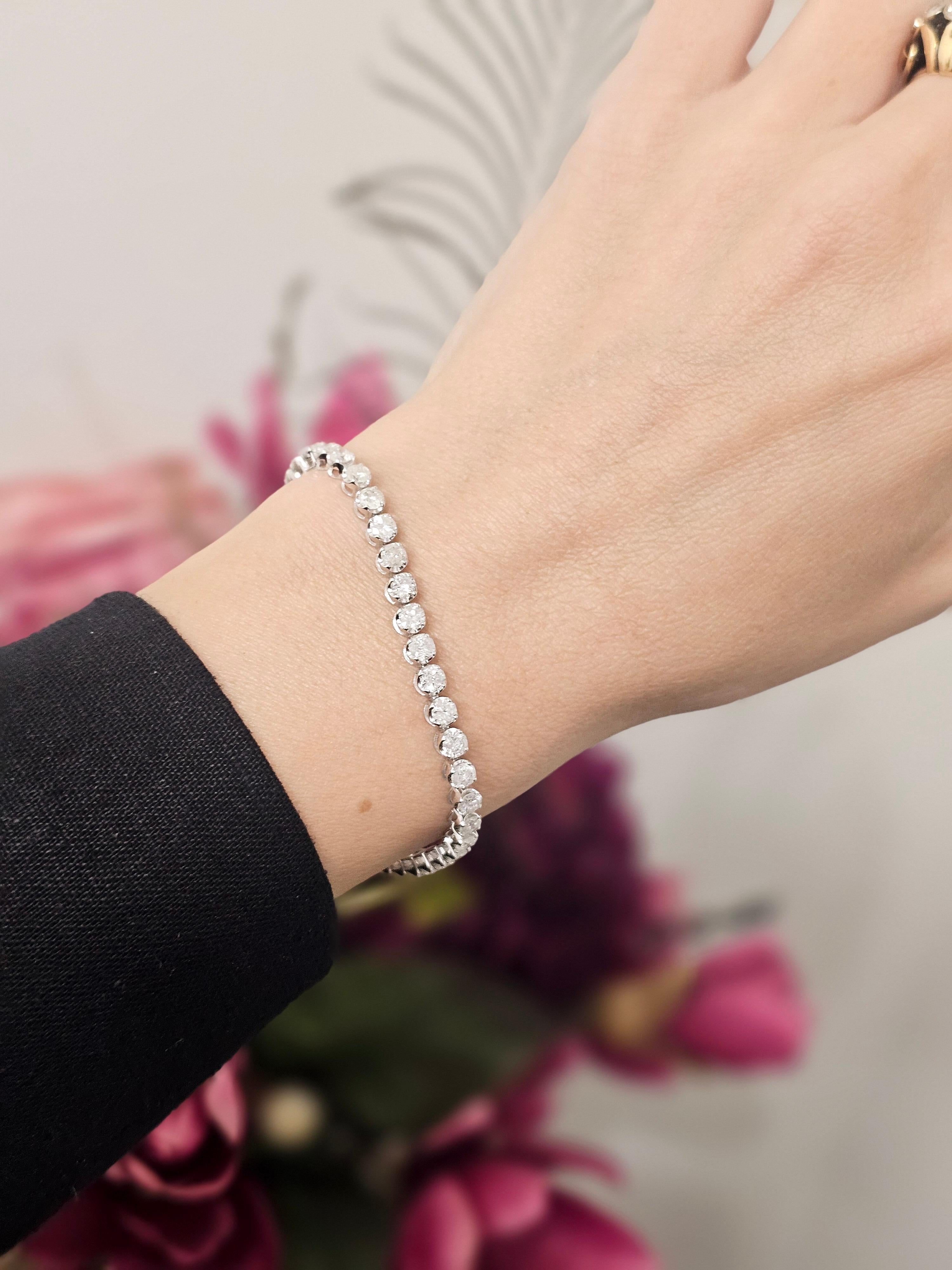 Pulsera de tenis de oro blanco de 18 quilates con 5,00 quilates de diamantes

La pulsera tenis de diamantes es un accesorio atemporal, ideal para ocasiones especiales o para llevar a diario, que encarna la mezcla perfecta de lujo y practicidad.