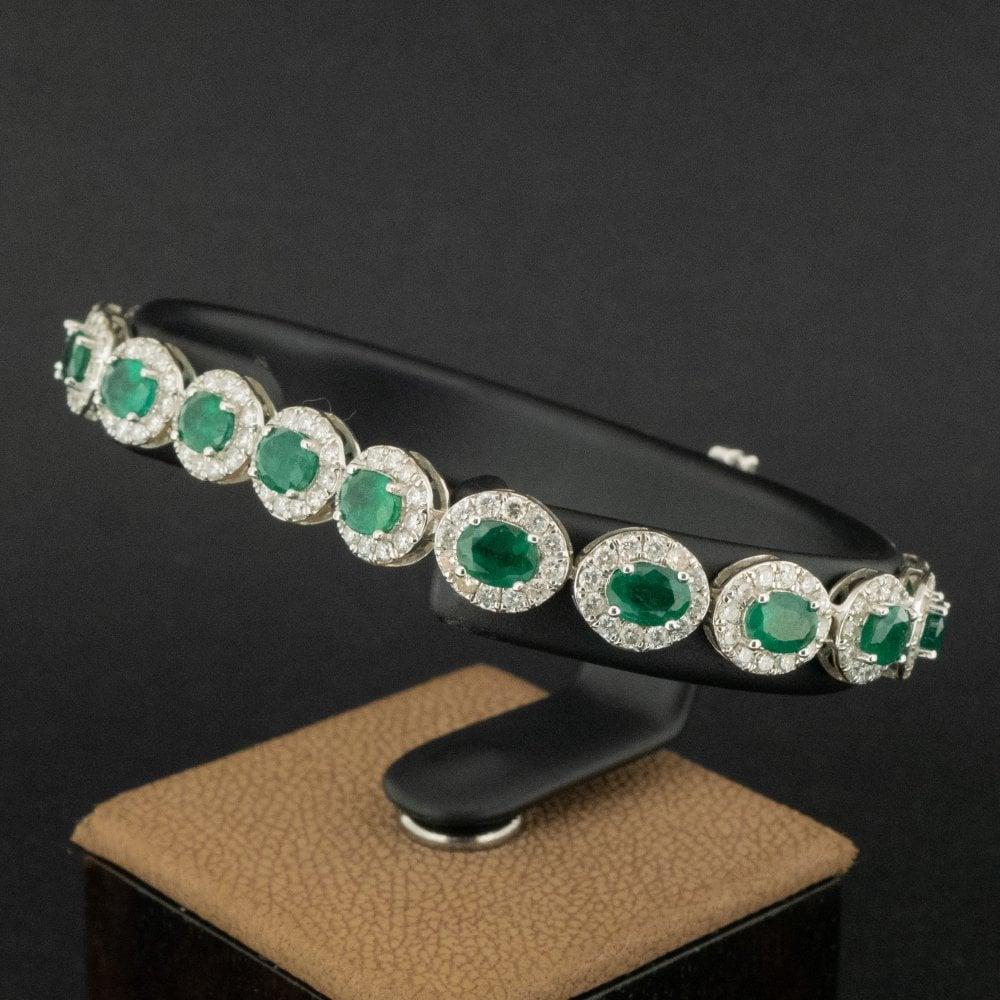 18ct White Gold 5.7ct Emerald and 2.7ct Diamond 7 Inch Bracelet In Good Condition For Sale In Southampton, GB