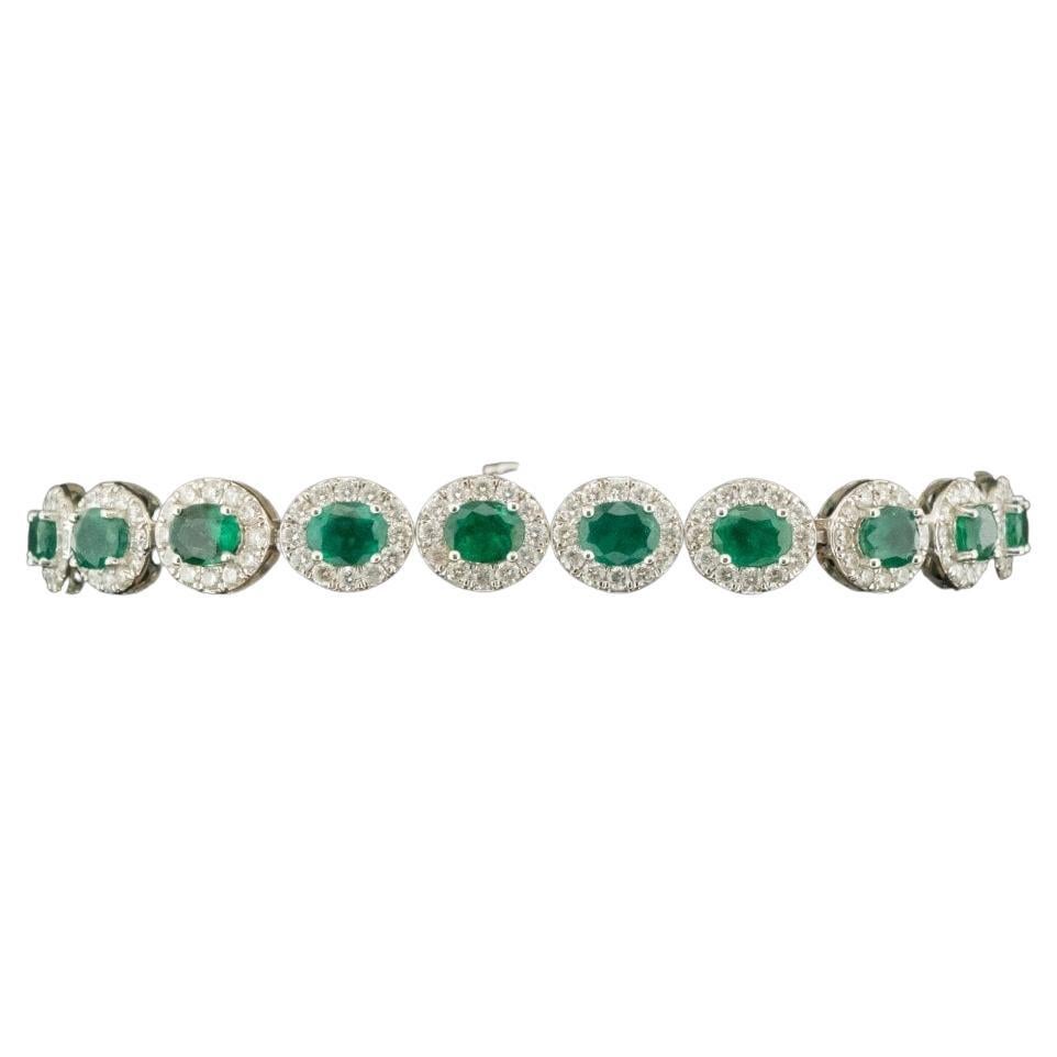 Condition: Pre-Owned with Mild/Light Scratches
Material: 18ct White Gold
Hallmarked: Yes
Main Stone Identity: Emerald
Main Stone Colour: Green
Main Stone Total Carat Weight: Approx. 5.7ct (Over 21 stones)
Secondary Stone Identity: Diamond
Secondary